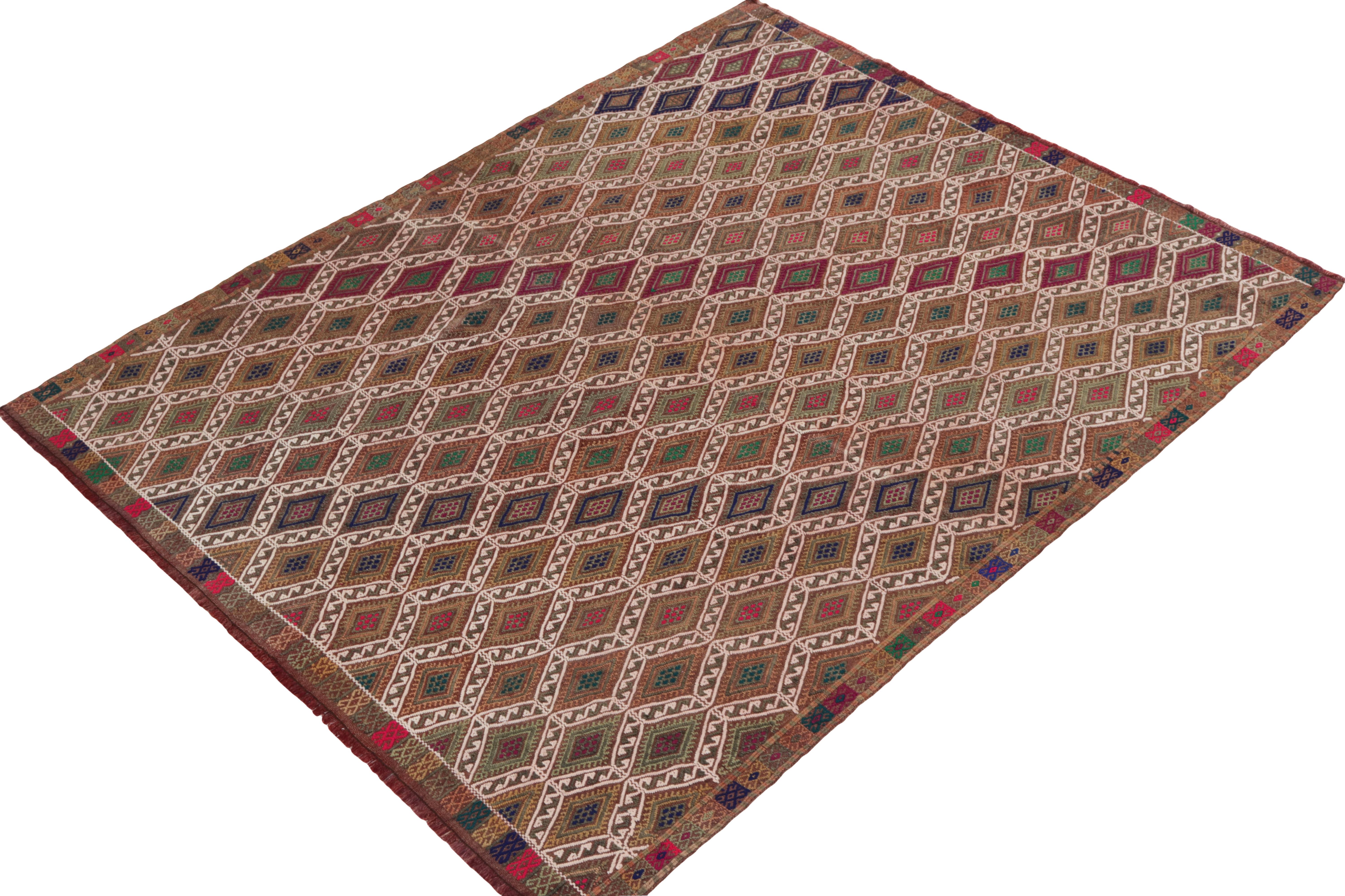 Bestickter Vintage-Kelim-Teppich in Braun, Weiß mit geometrischem Muster von Teppich & Kelim (Stammeskunst) im Angebot