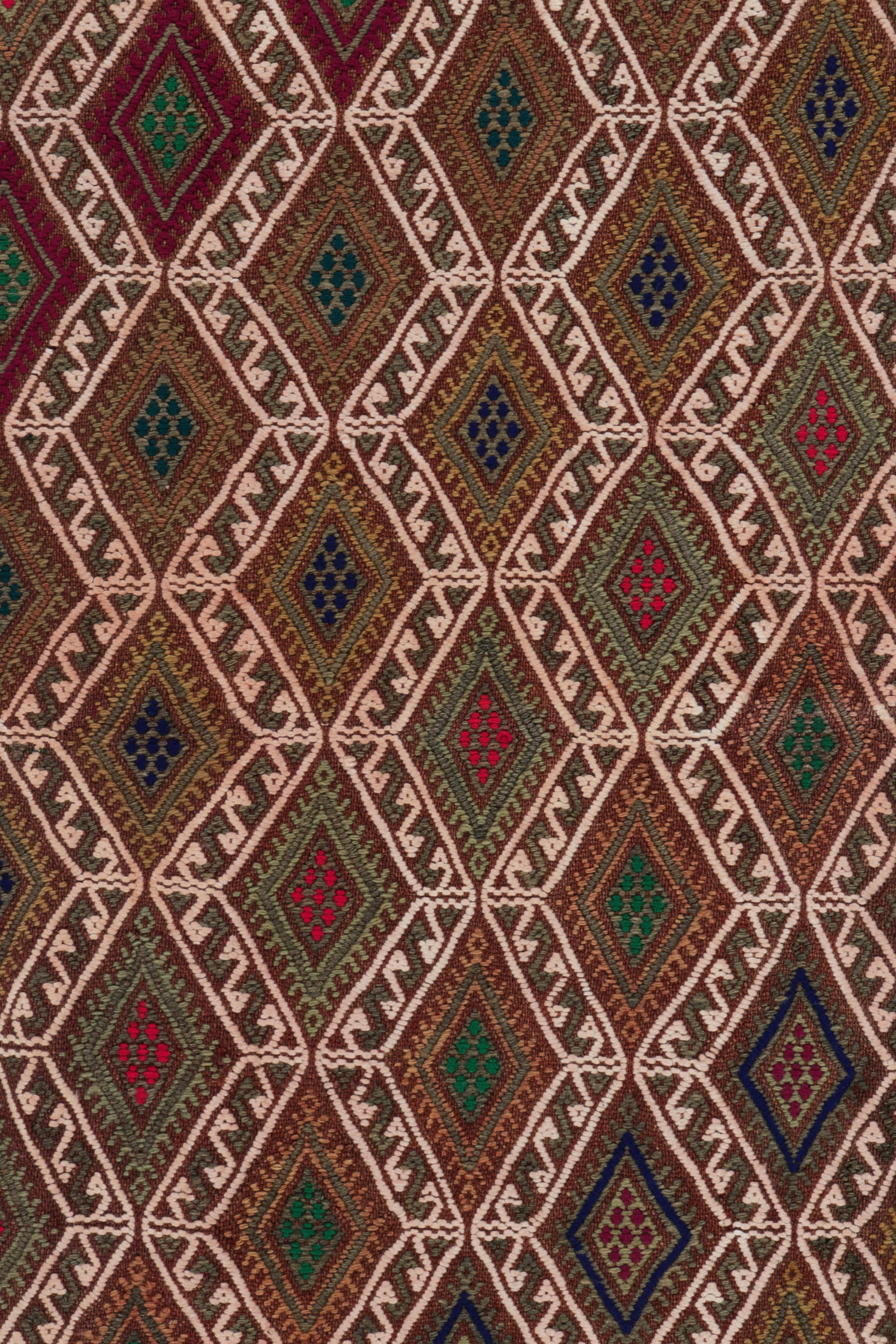 Bestickter Vintage-Kelim-Teppich in Braun, Weiß mit geometrischem Muster von Teppich & Kelim (Handgeknüpft) im Angebot