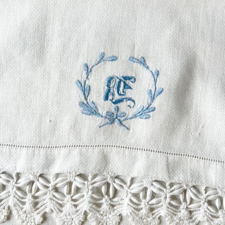 A long rectangular tea towel with the embroidered letter B in a light blue medallion. Each end is decorated with a beautiful handmade lace. This would be great for a guest room hand towel, or for a bar. 

Dimensions:
13.5