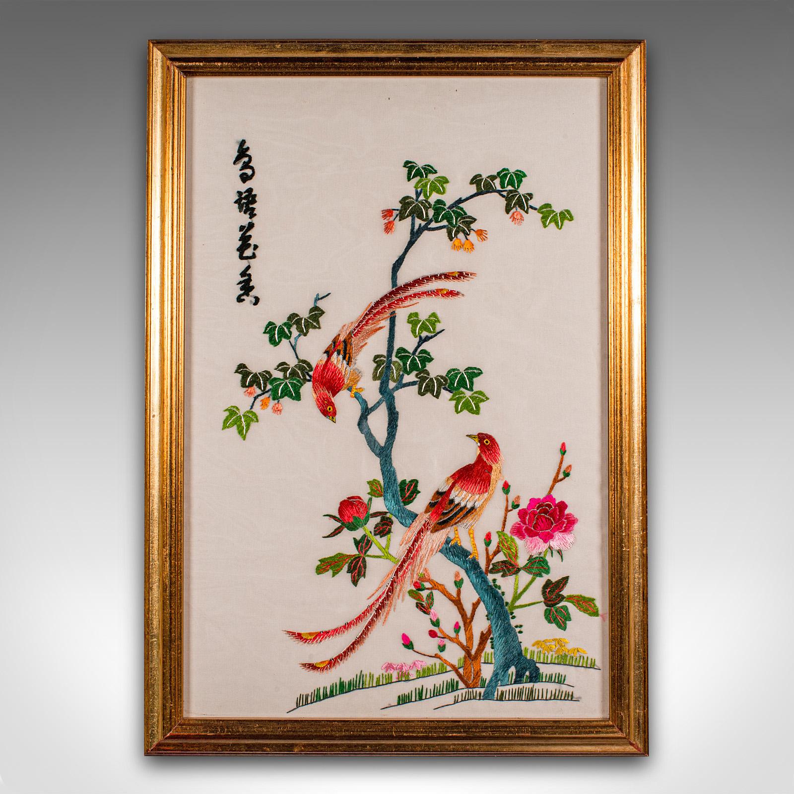 
Si tratta di un pannello ricamato vintage. Un ricamo coreano in cotone e seta con uccelli colorati, risalente al periodo Art Deco, circa 1930.

Colore sorprendente per questo delizioso pezzo Art Deco
Mostra una patina invecchiata e in buono stato