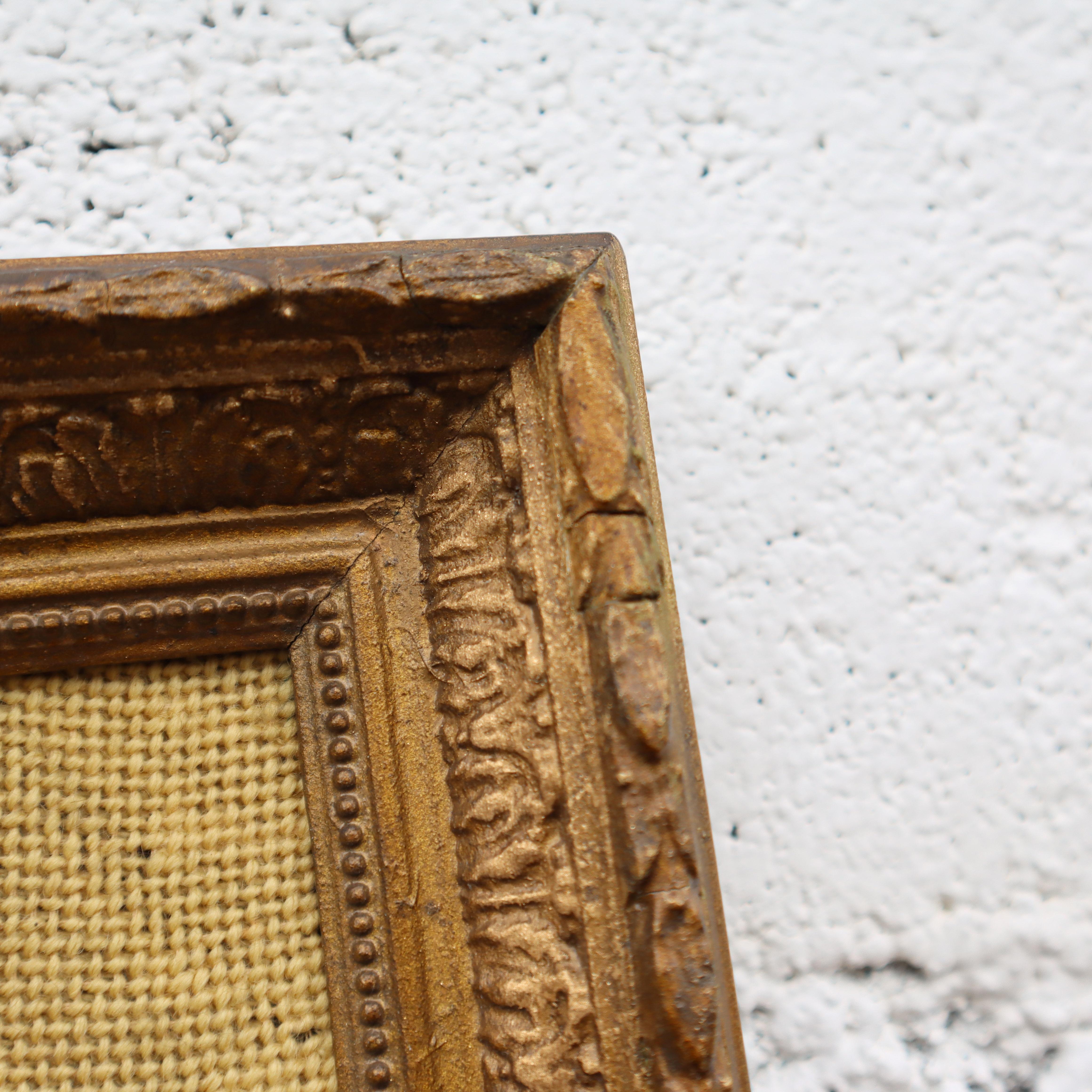 Besticktes Vintage-Bilder „Schöne Rose“ in einem goldenen Rahmen im Angebot 1