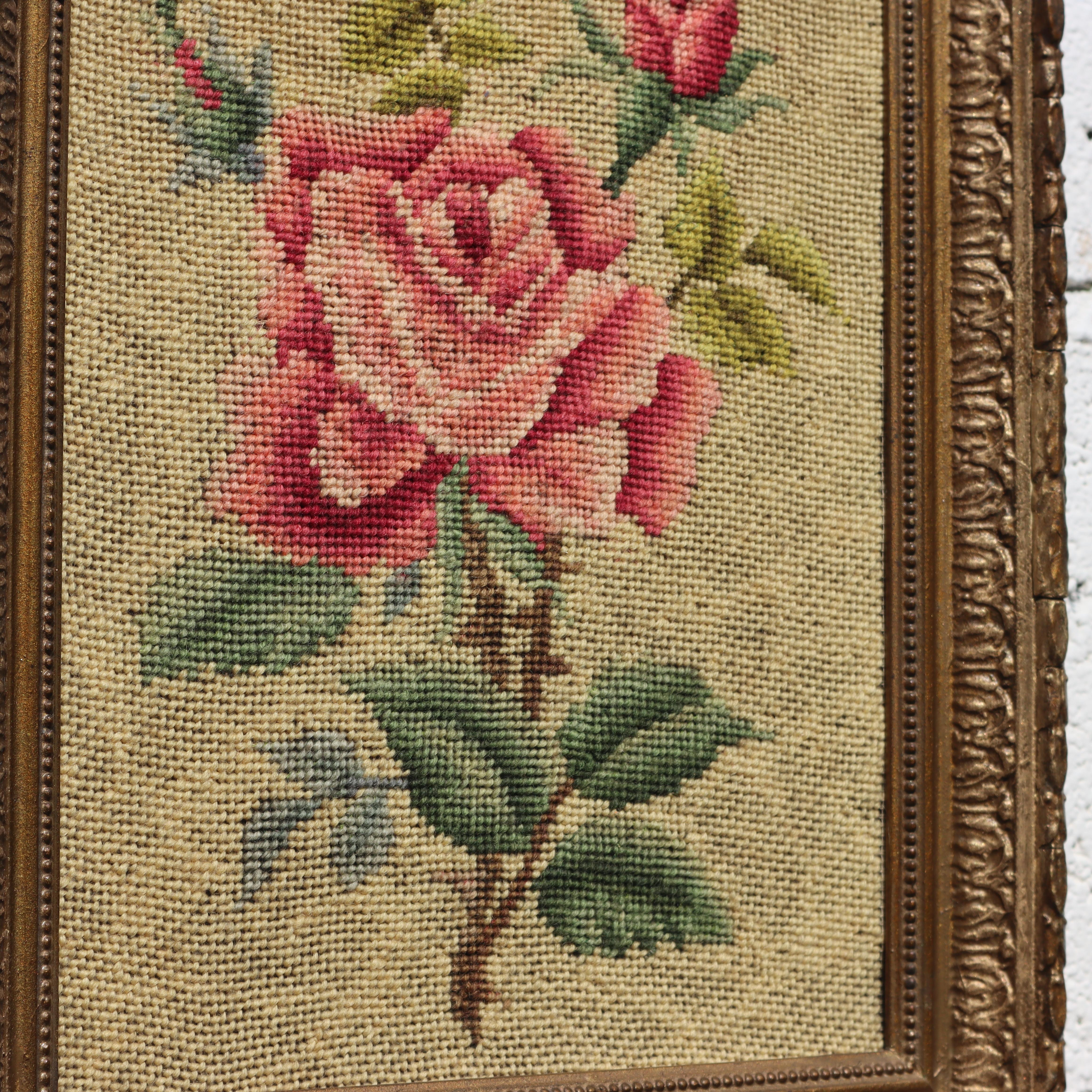 Besticktes Vintage-Bilder „Schöne Rose“ in einem goldenen Rahmen (Volkskunst) im Angebot