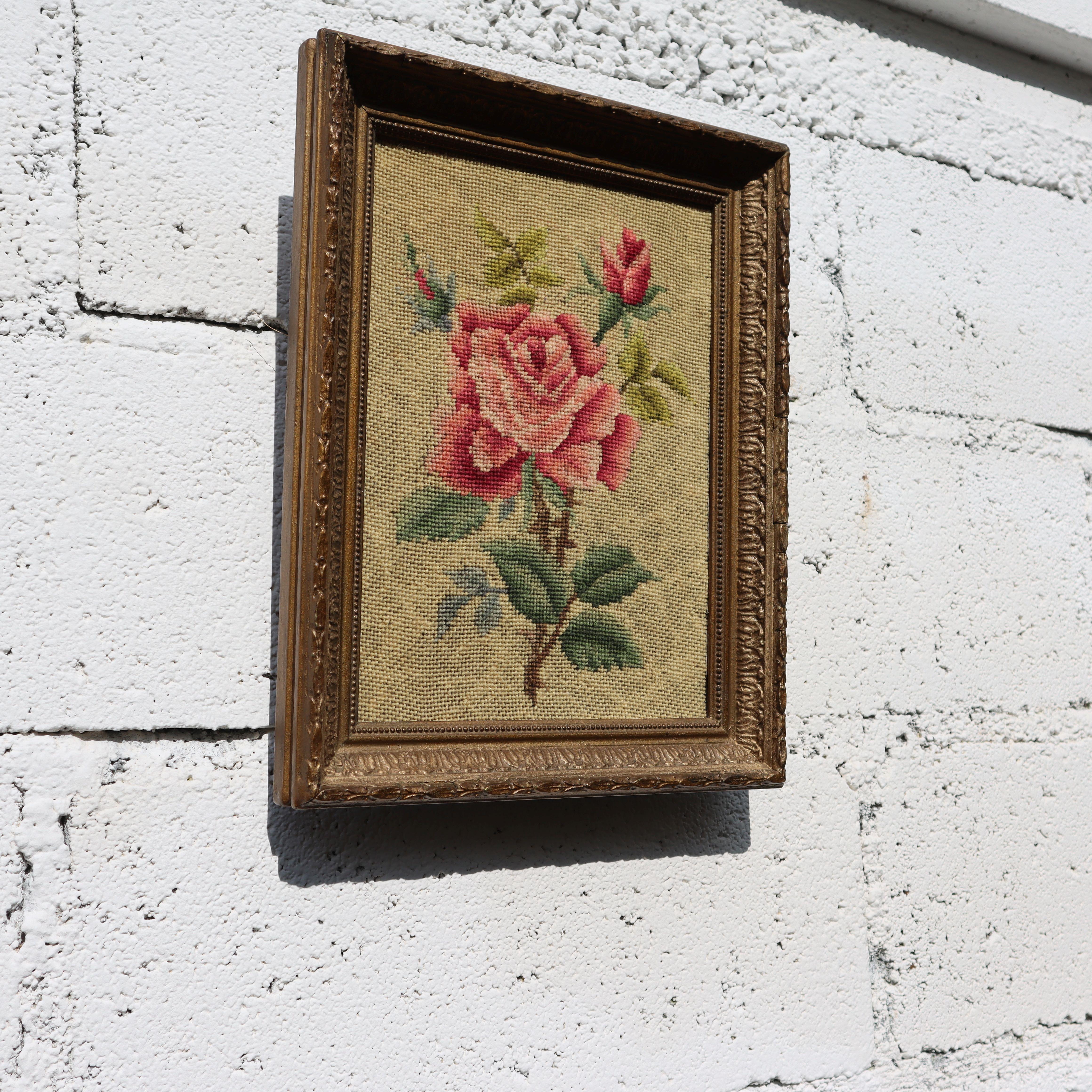 Besticktes Vintage-Bilder „Schöne Rose“ in einem goldenen Rahmen (Französisch) im Angebot