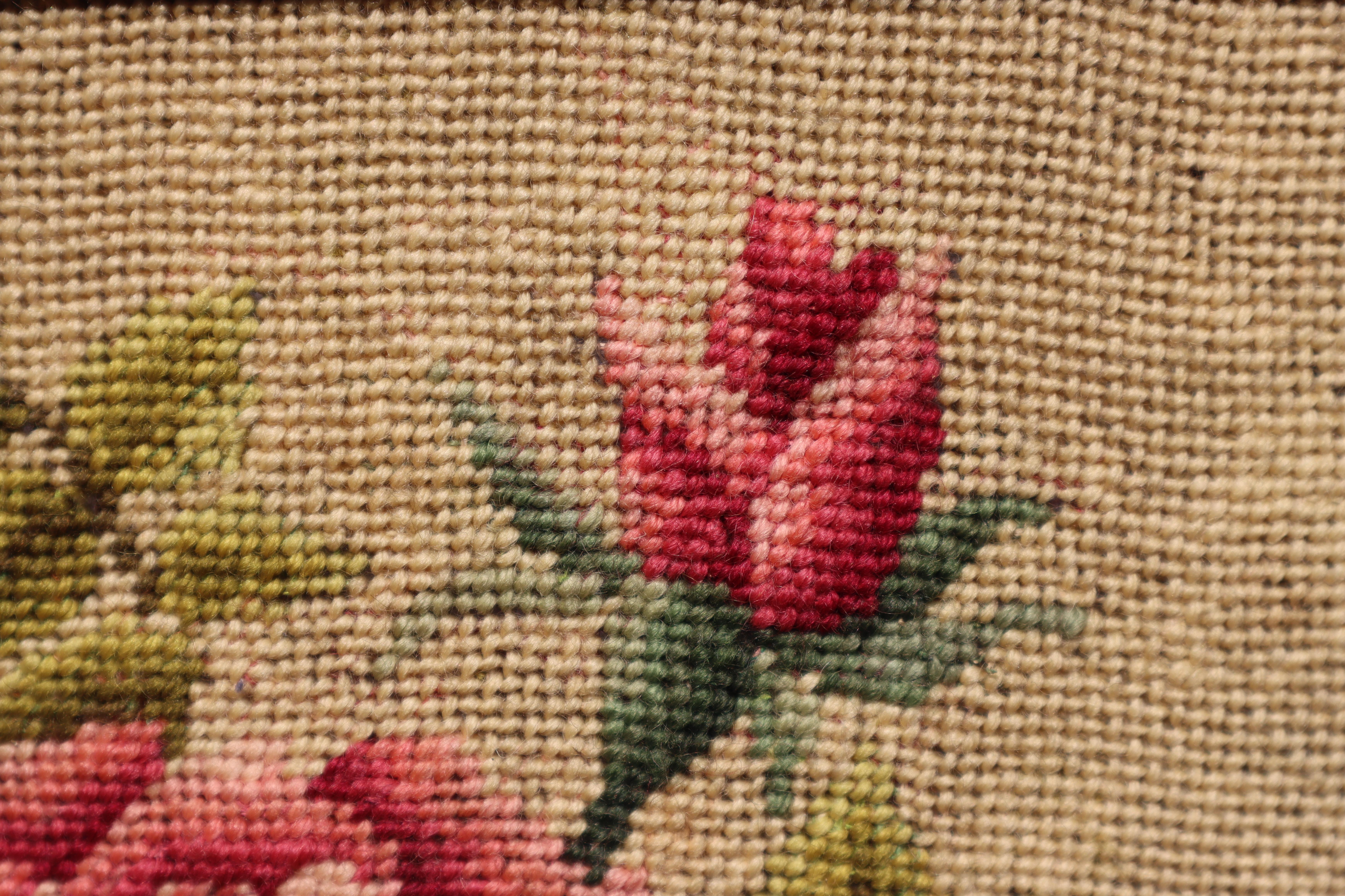 Besticktes Vintage-Bilder „Schöne Rose“ in einem goldenen Rahmen (Mitte des 20. Jahrhunderts) im Angebot