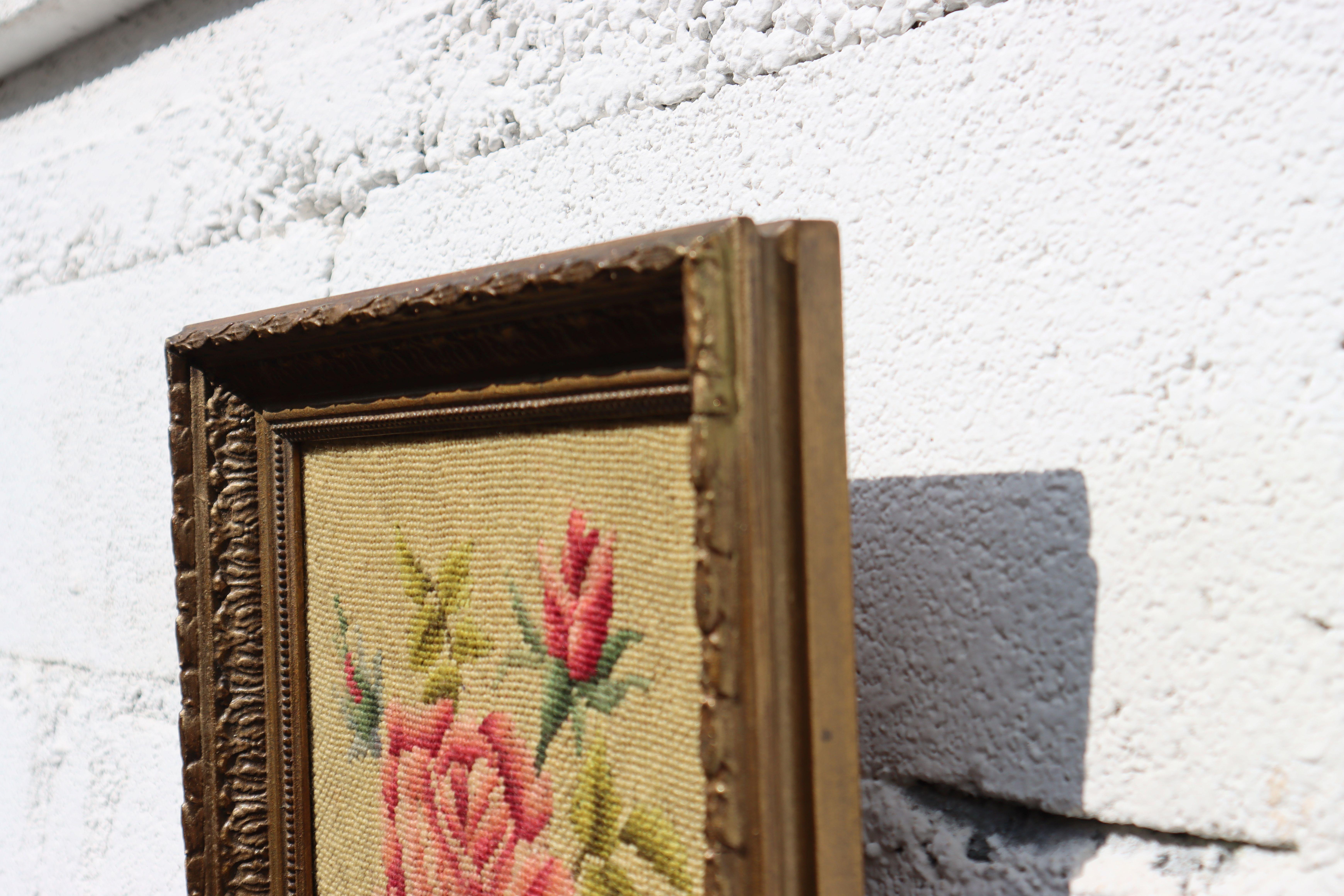 Besticktes Vintage-Bilder „Schöne Rose“ in einem goldenen Rahmen (Metall) im Angebot