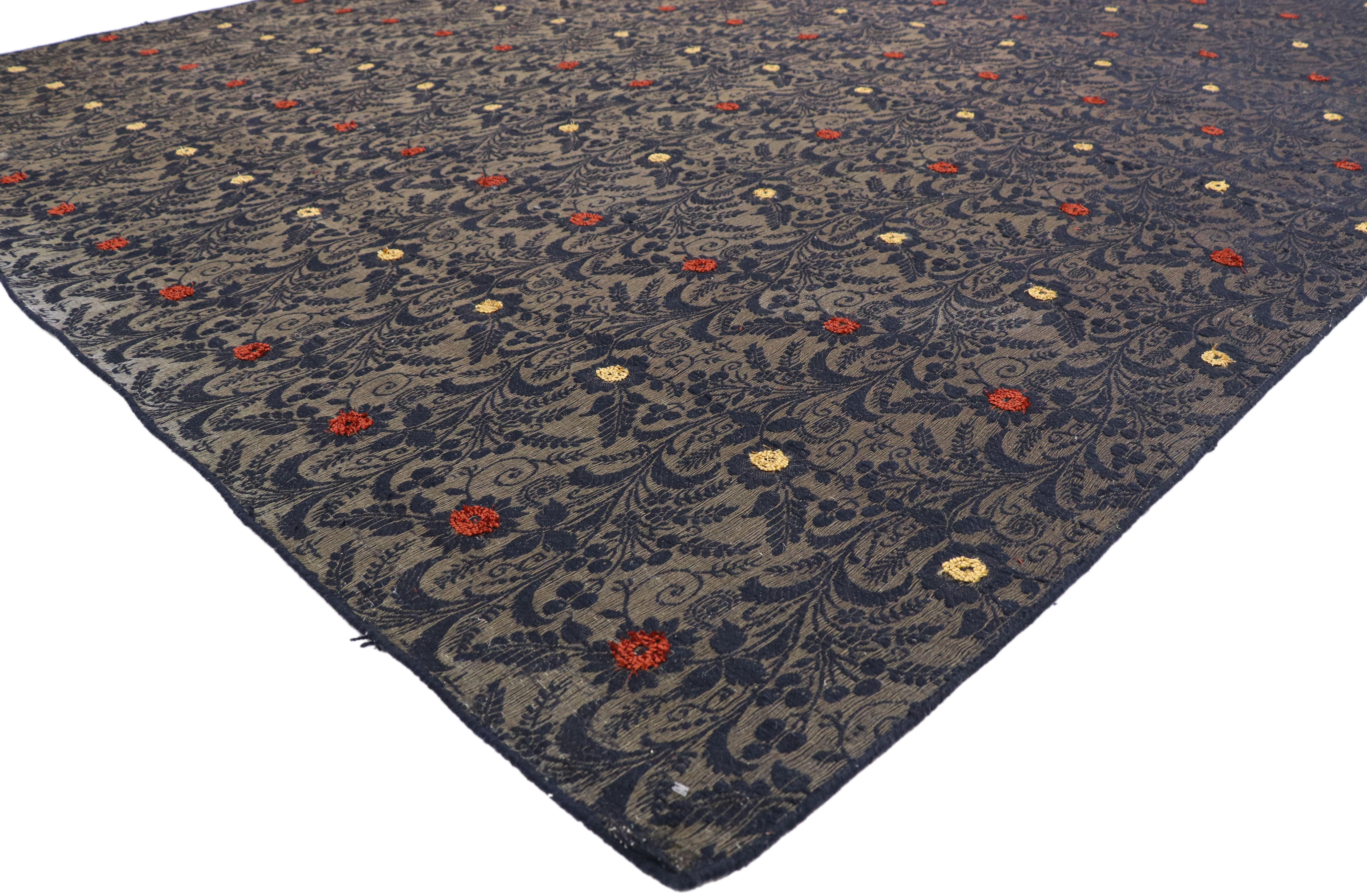 77335 Vintage bestickter Seidenteppich im viktorianisch-gotischen Stil. Dieser handgewebte, mit Wolle und Seide bestickte Teppich zeichnet sich durch ein sich wiederholendes Blumenmuster aus. Mit seinen kleinen Blüten, Fruchtbeeren und bunten,