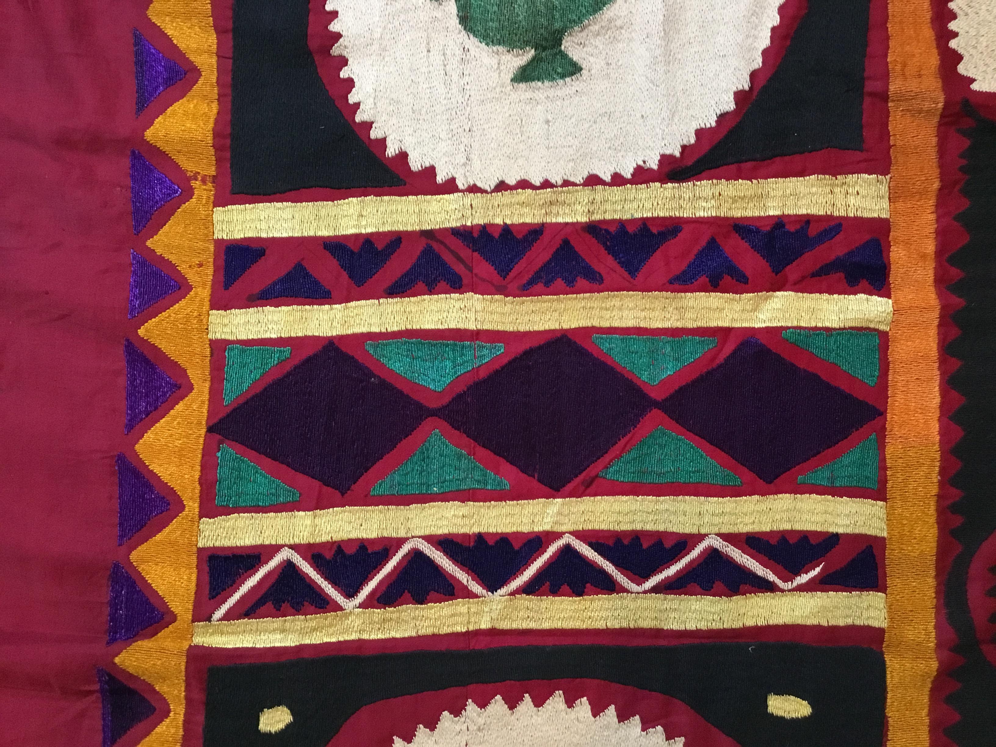 Bestickte Suzani-Textilien Vintage im Angebot 4