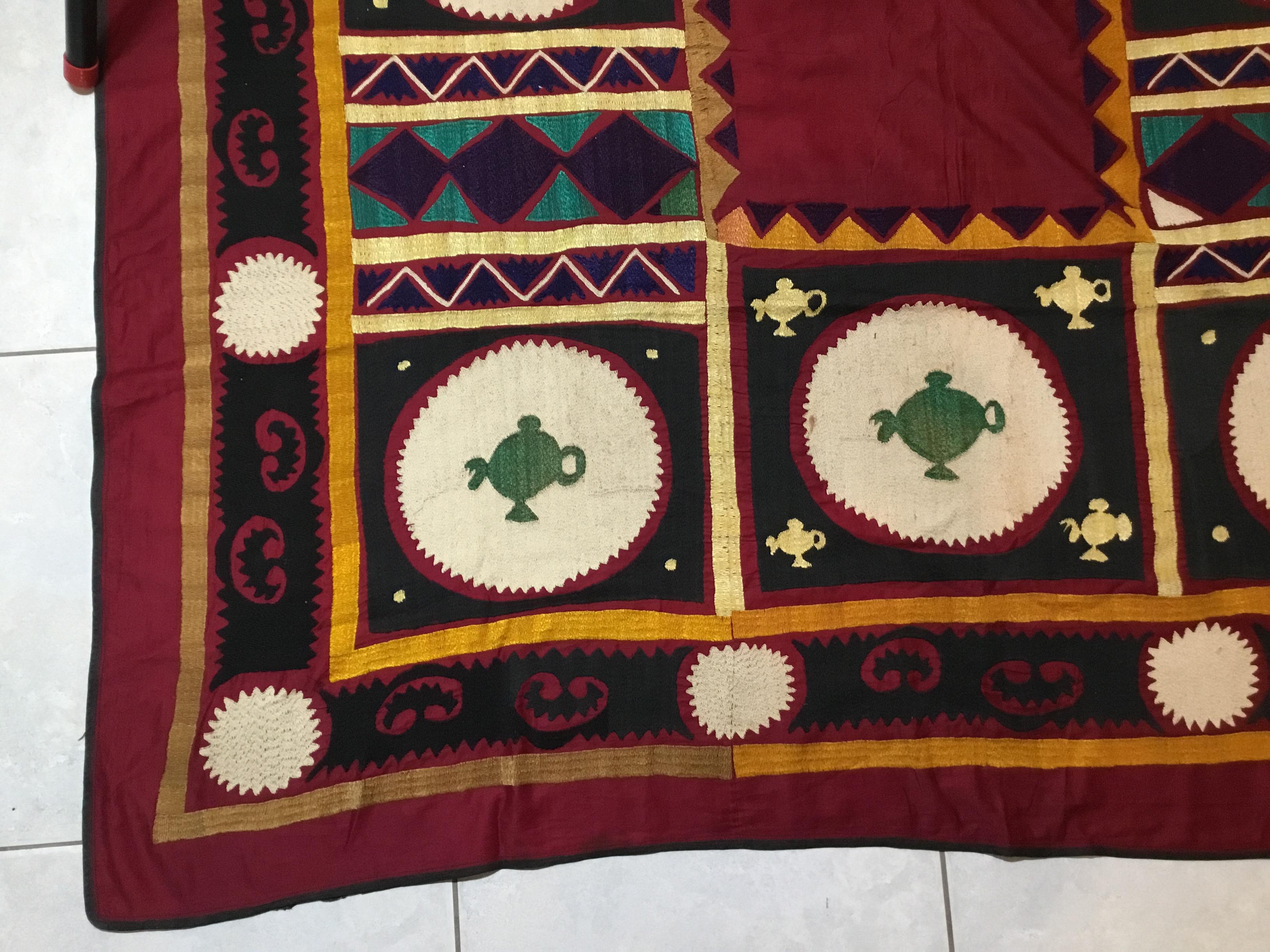 Ouzbek Textile vintage brodé Suzani en vente