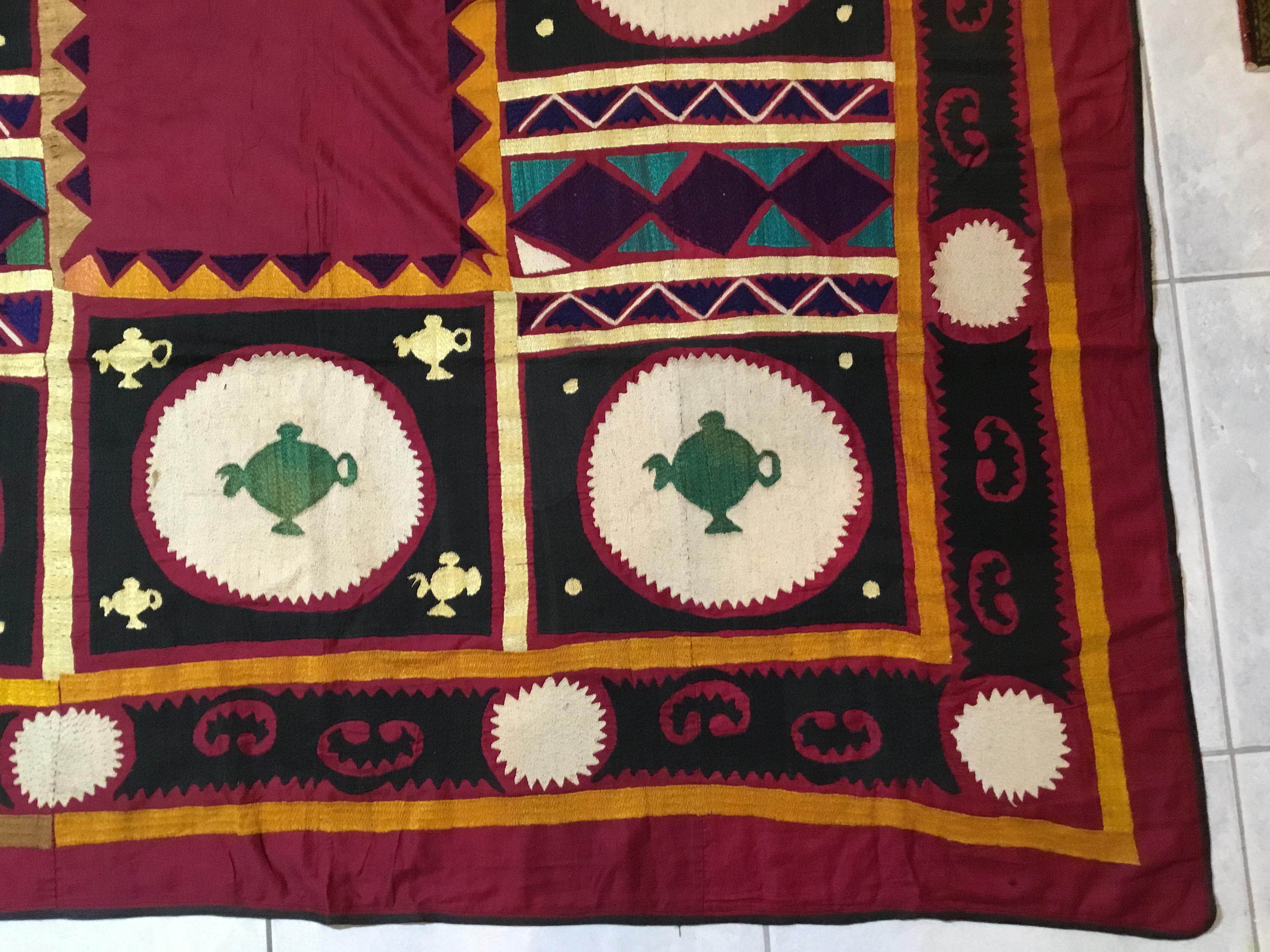 Bestickte Suzani-Textilien Vintage im Zustand „Gut“ im Angebot in Delray Beach, FL