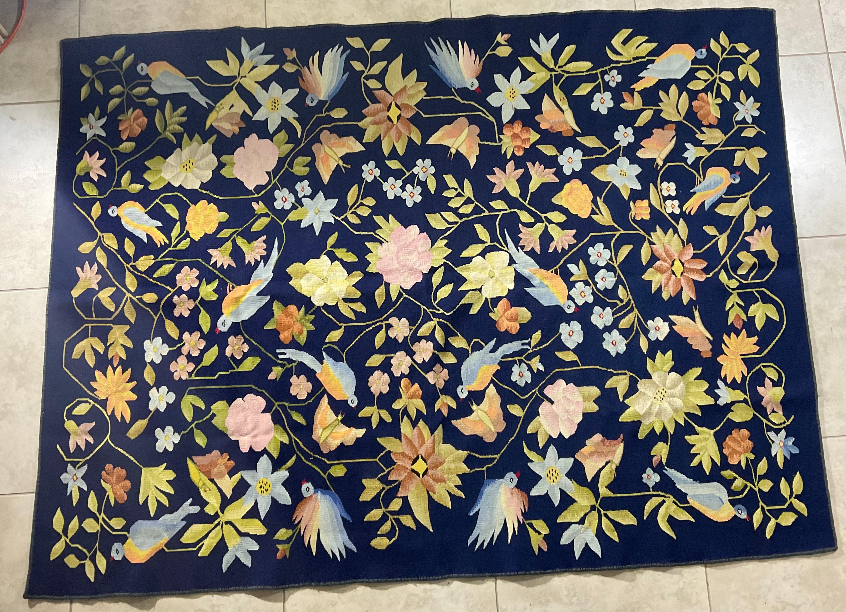 Tapiz/alfombra bordado vintage - Un impresionante diseño floral y de pájaros en venta 3