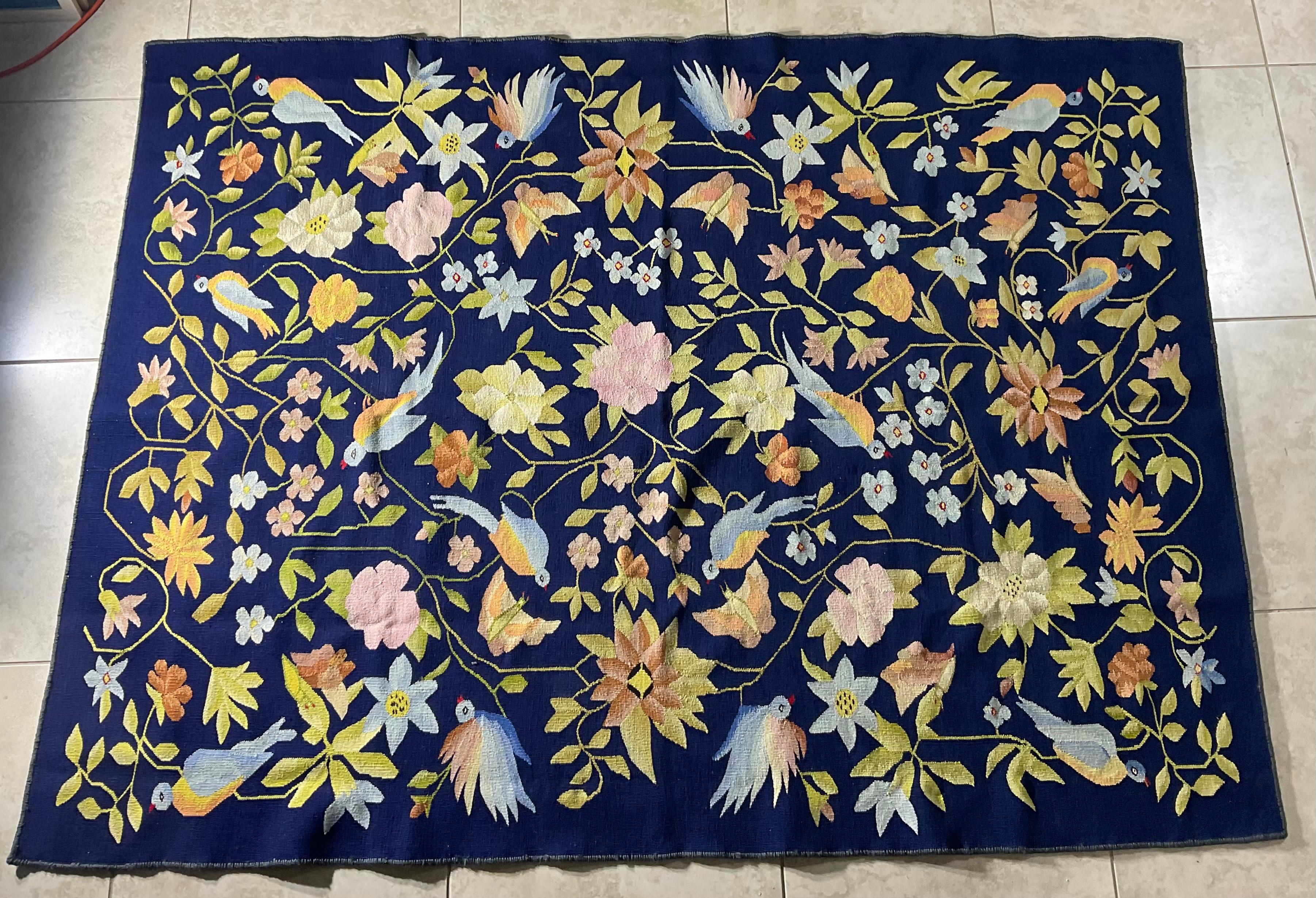 Tapiz/alfombra bordado vintage - Un impresionante diseño floral y de pájaros en venta 4