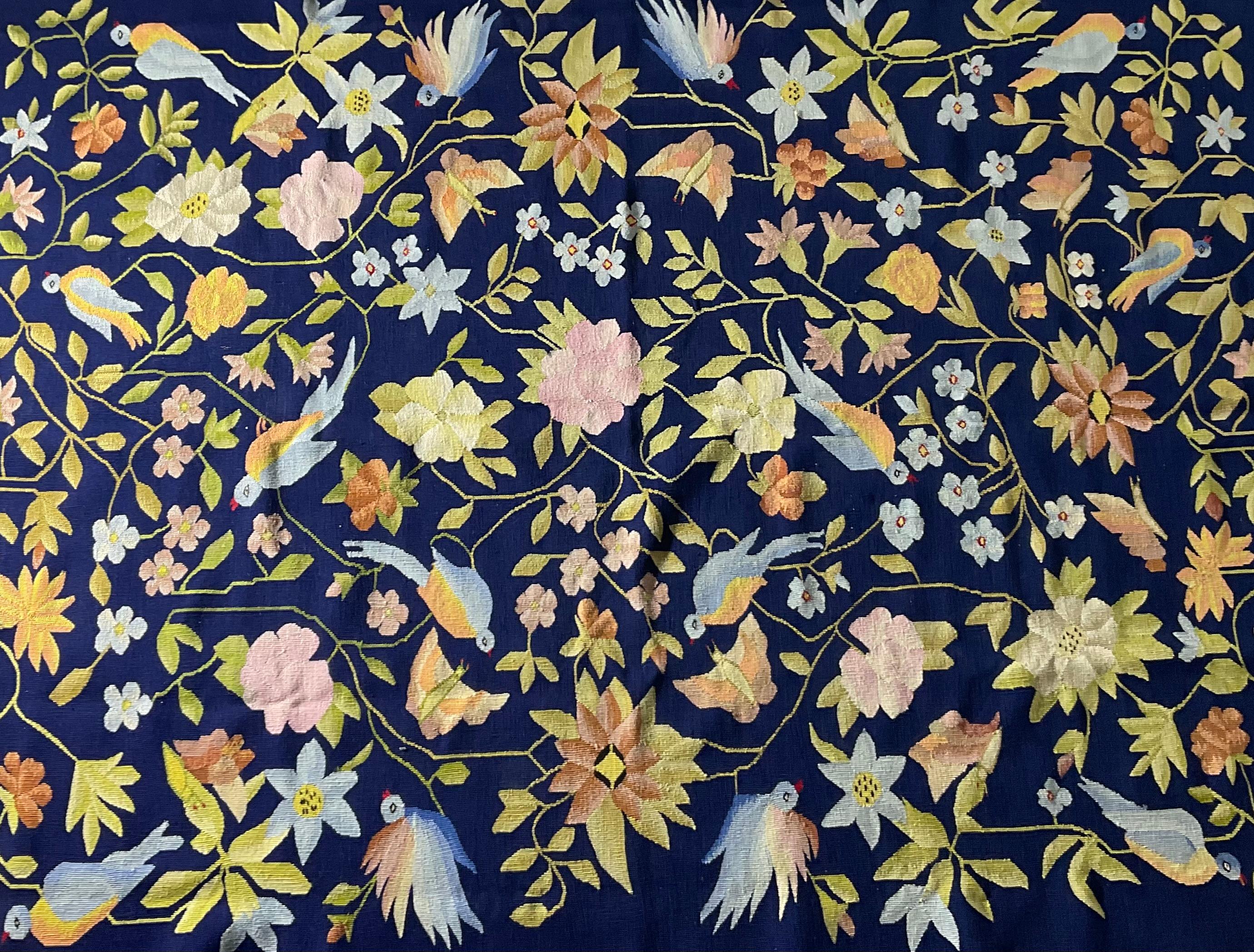 Tapiz/alfombra bordado vintage - Un impresionante diseño floral y de pájaros en venta 5