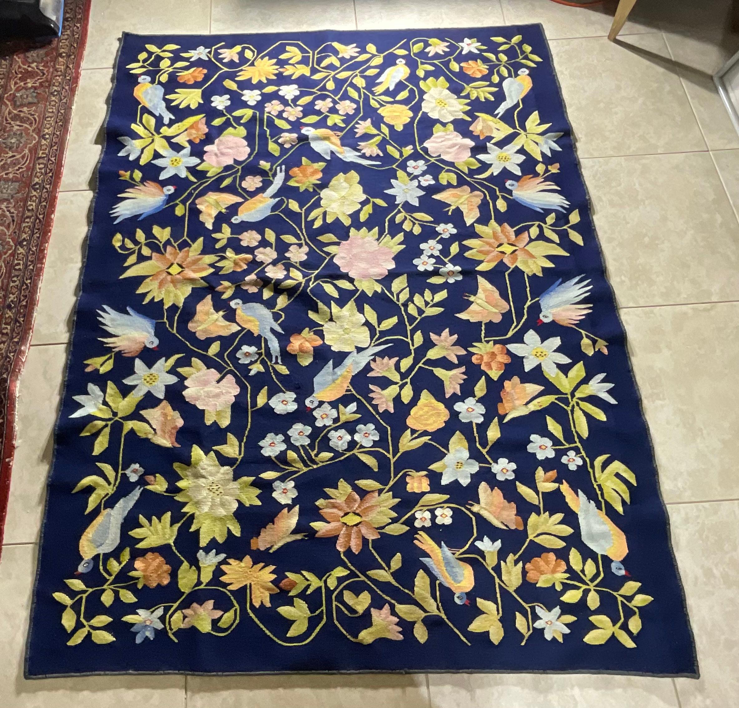Tapiz/alfombra bordado vintage - Un impresionante diseño floral y de pájaros en venta 6