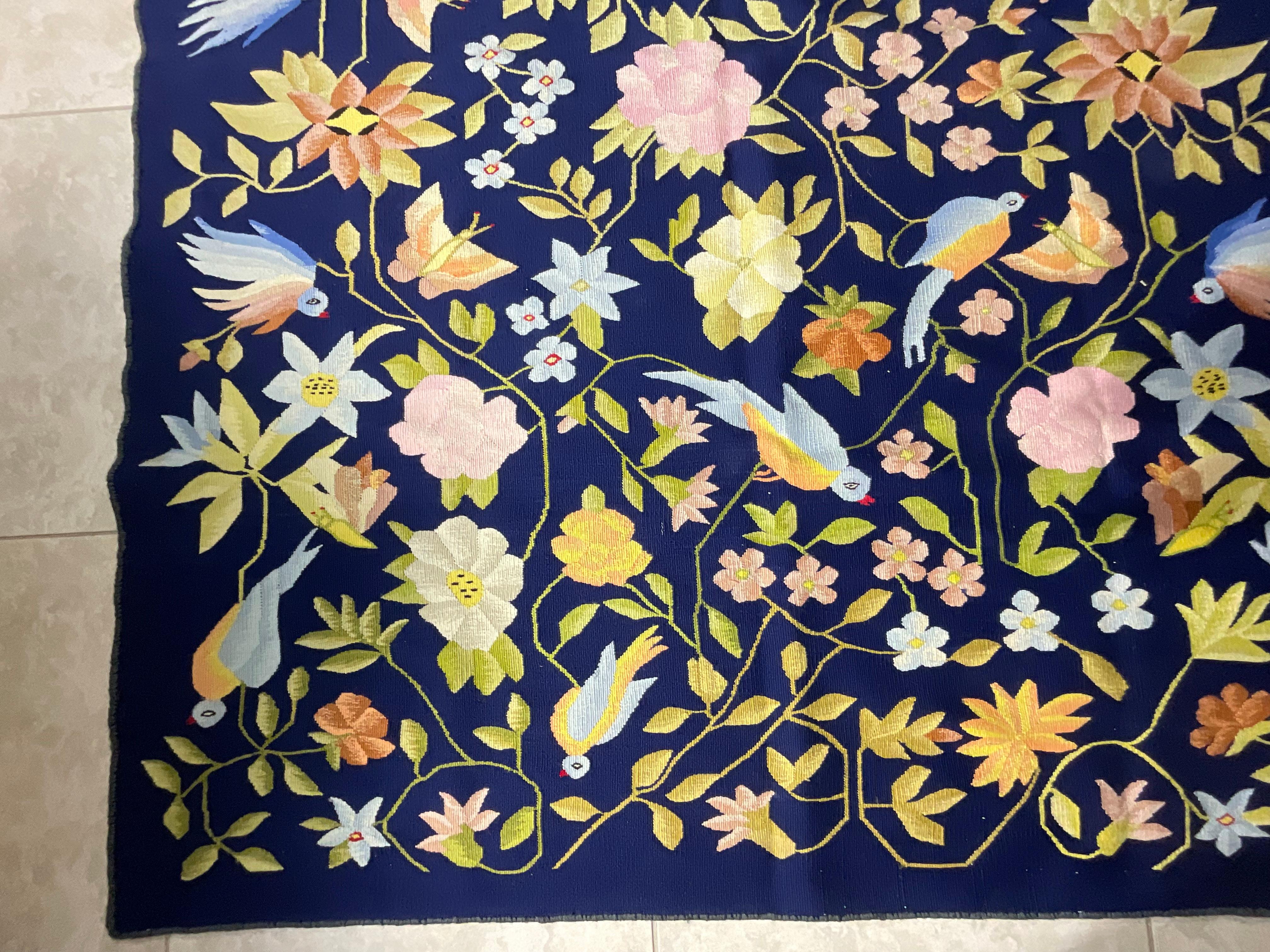Tapiz/alfombra bordado vintage - Un impresionante diseño floral y de pájaros en venta 7