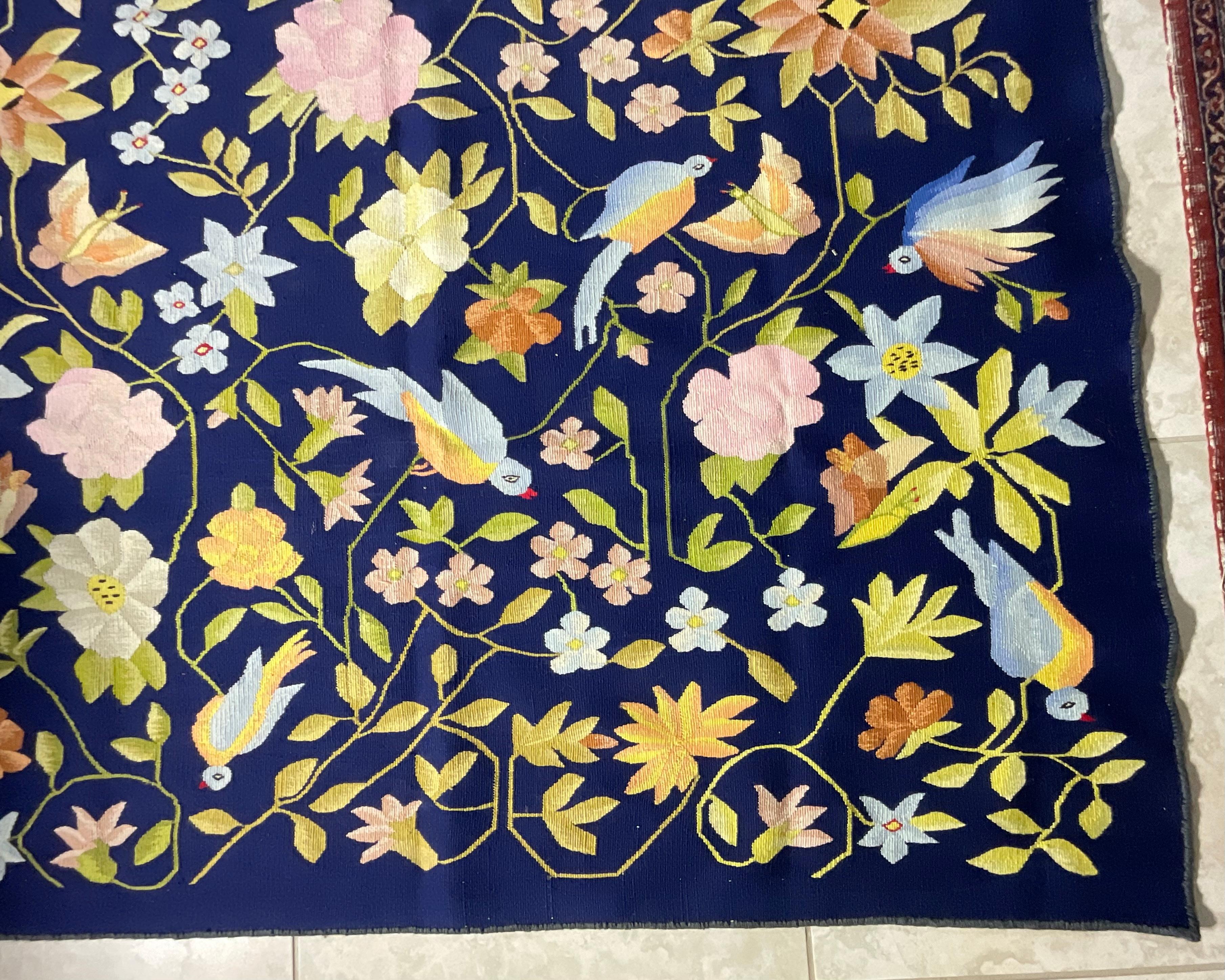 Tapiz/alfombra bordado vintage - Un impresionante diseño floral y de pájaros en venta 8