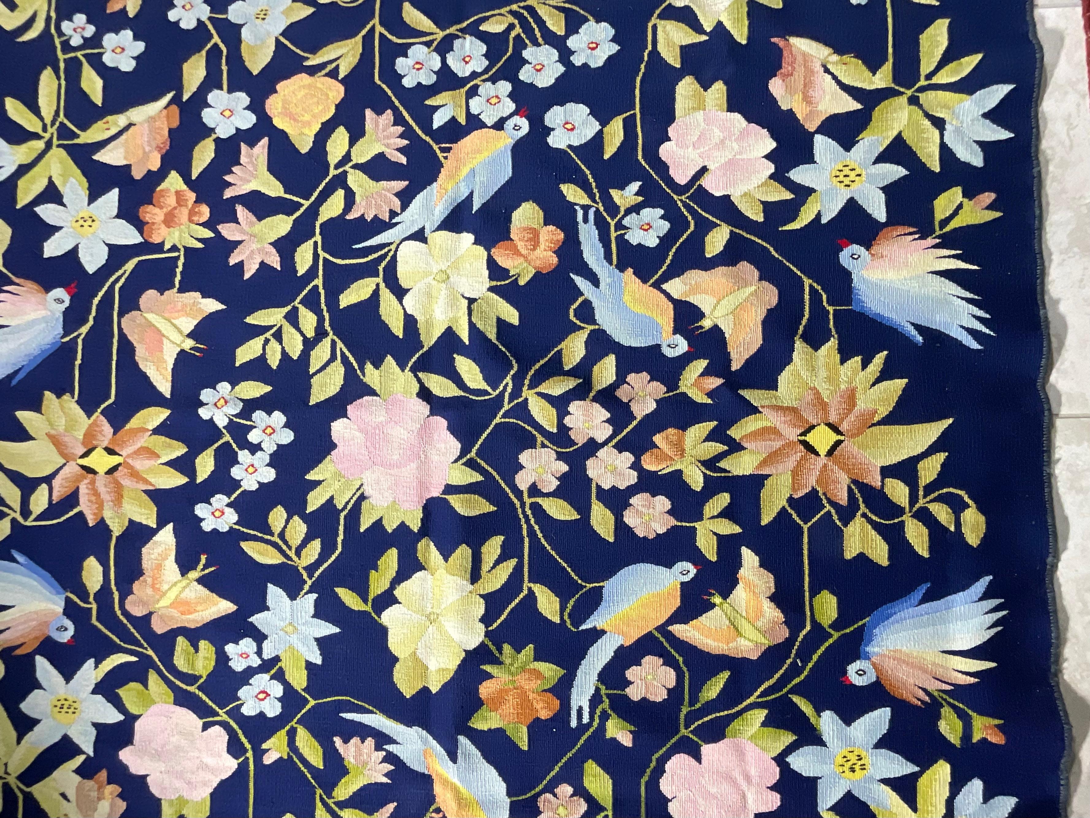 Tapiz/alfombra bordado vintage - Un impresionante diseño floral y de pájaros en venta 9