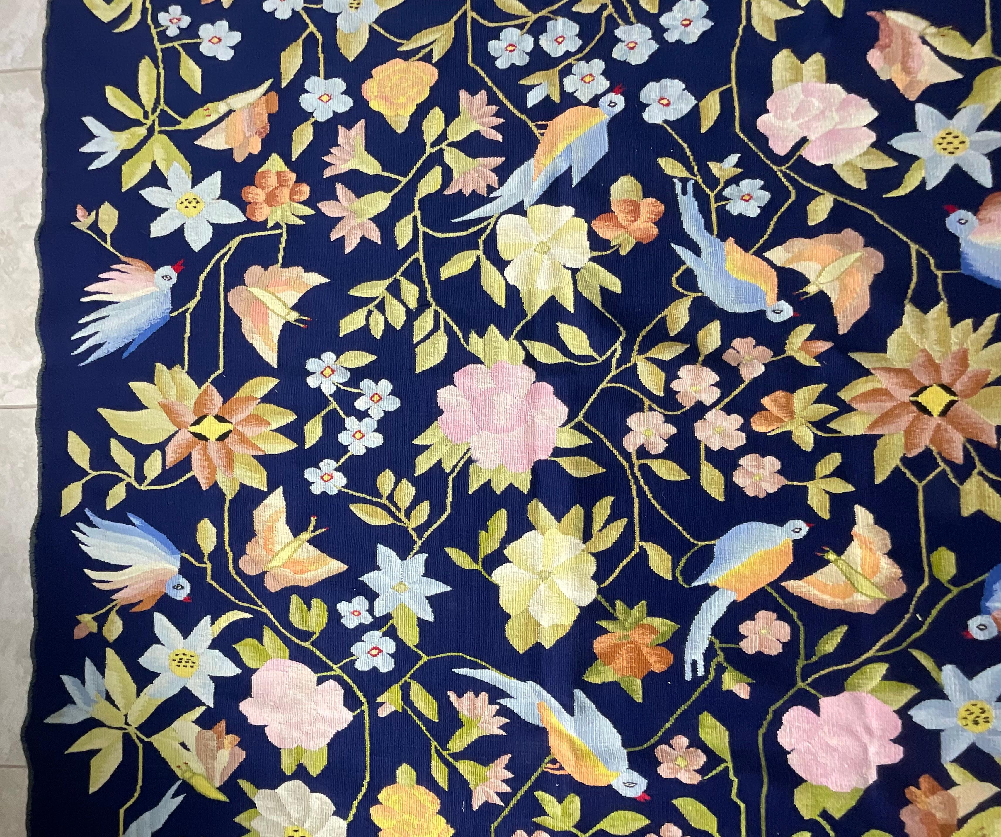 Tapiz/alfombra bordado vintage - Un impresionante diseño floral y de pájaros en venta 10