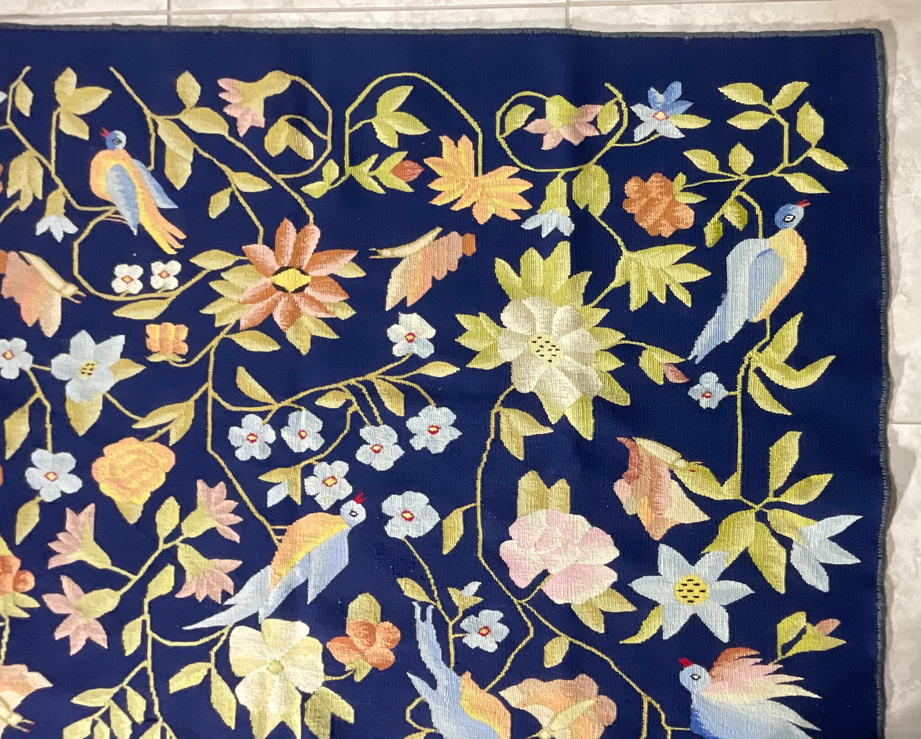 Tapiz/alfombra bordado vintage - Un impresionante diseño floral y de pájaros en venta 11