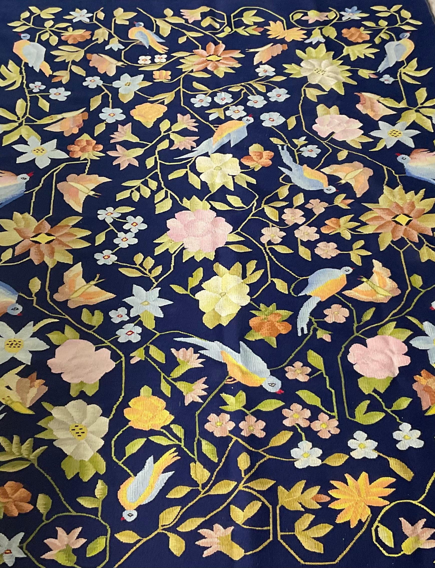 Tapiz/alfombra bordado vintage - Un impresionante diseño floral y de pájaros en venta 12