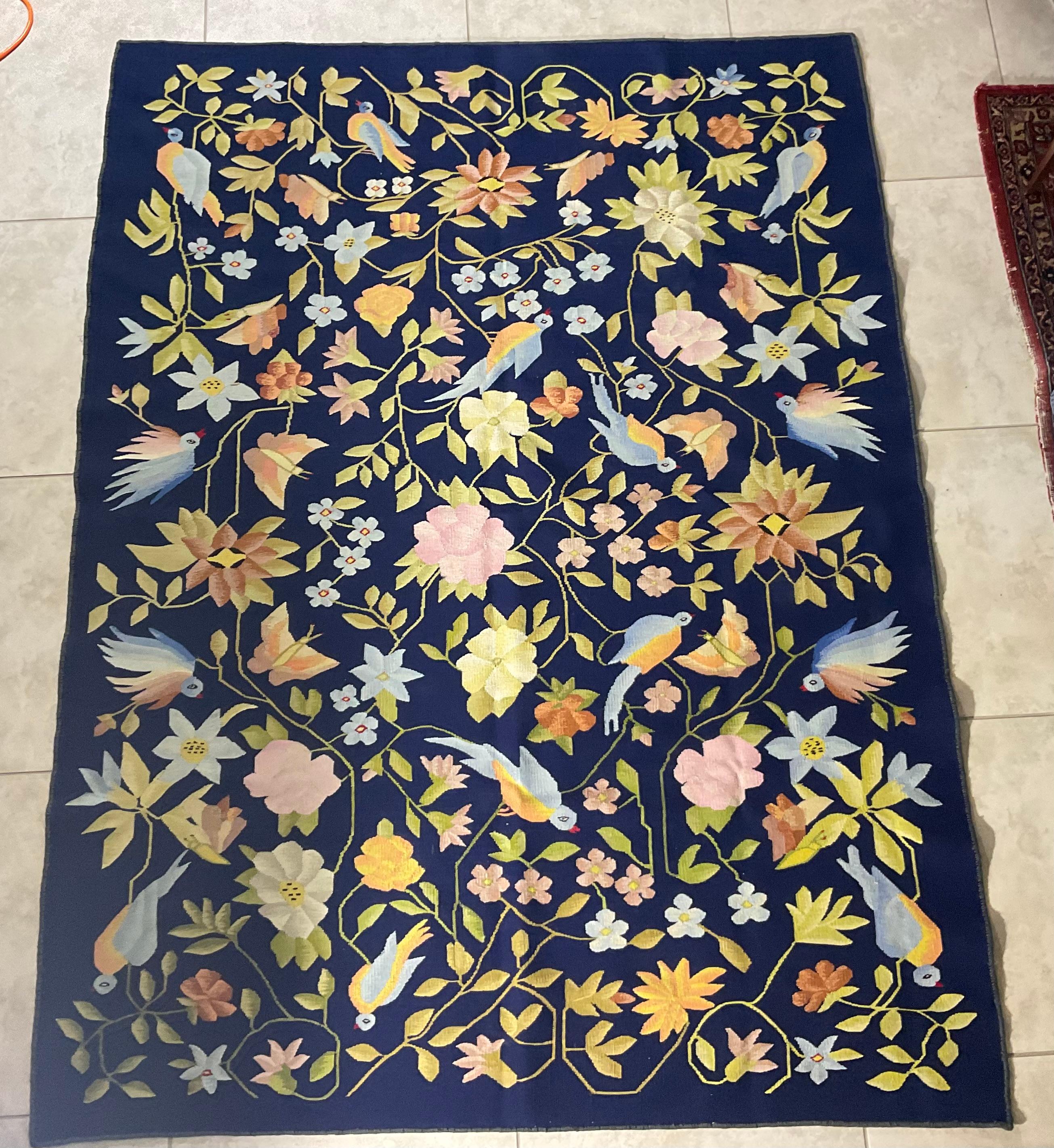 Tapiz/alfombra bordado vintage - Un impresionante diseño floral y de pájaros en venta 13