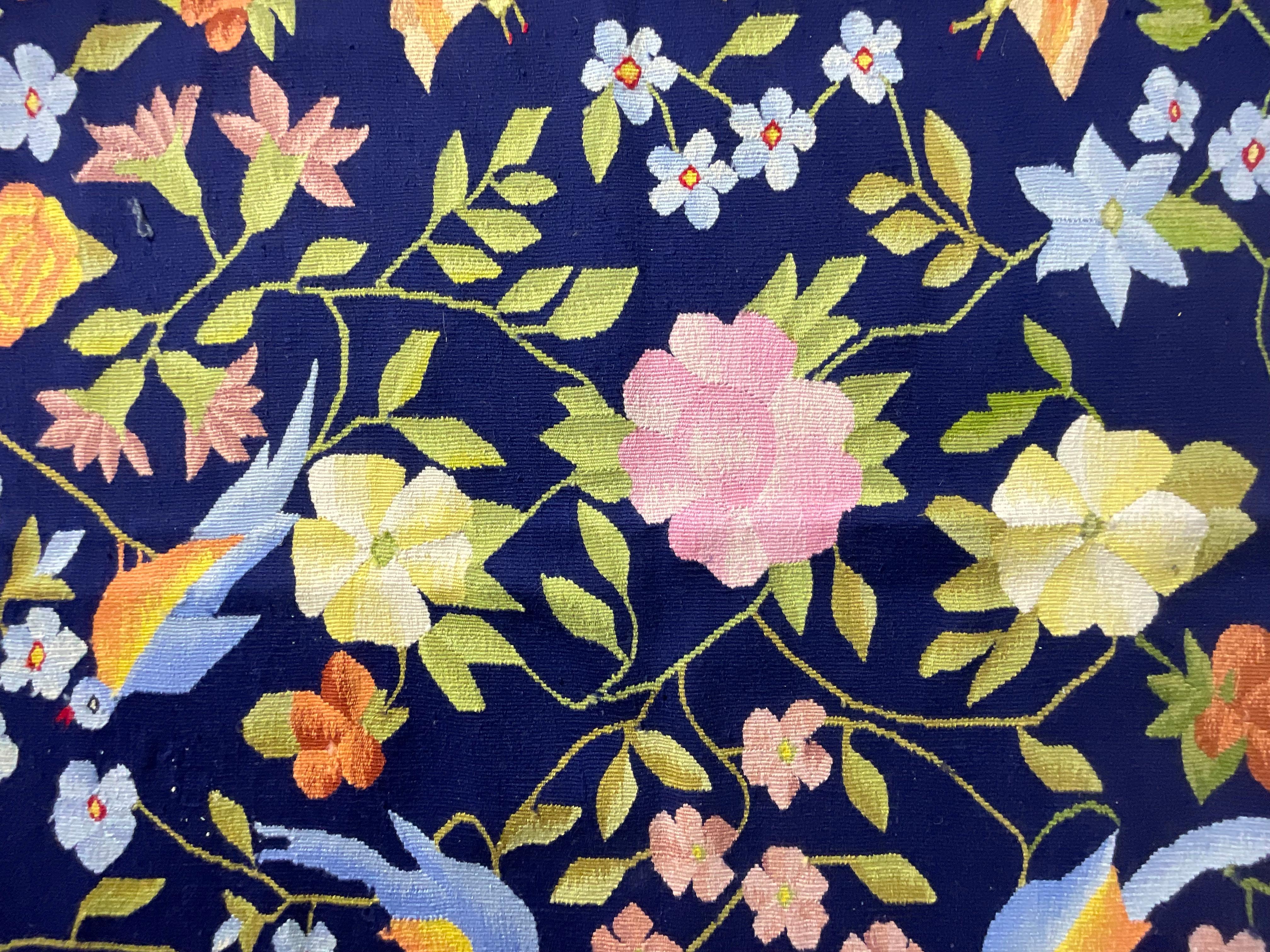 Tapiz/alfombra bordado vintage - Un impresionante diseño floral y de pájaros Desconocido en venta