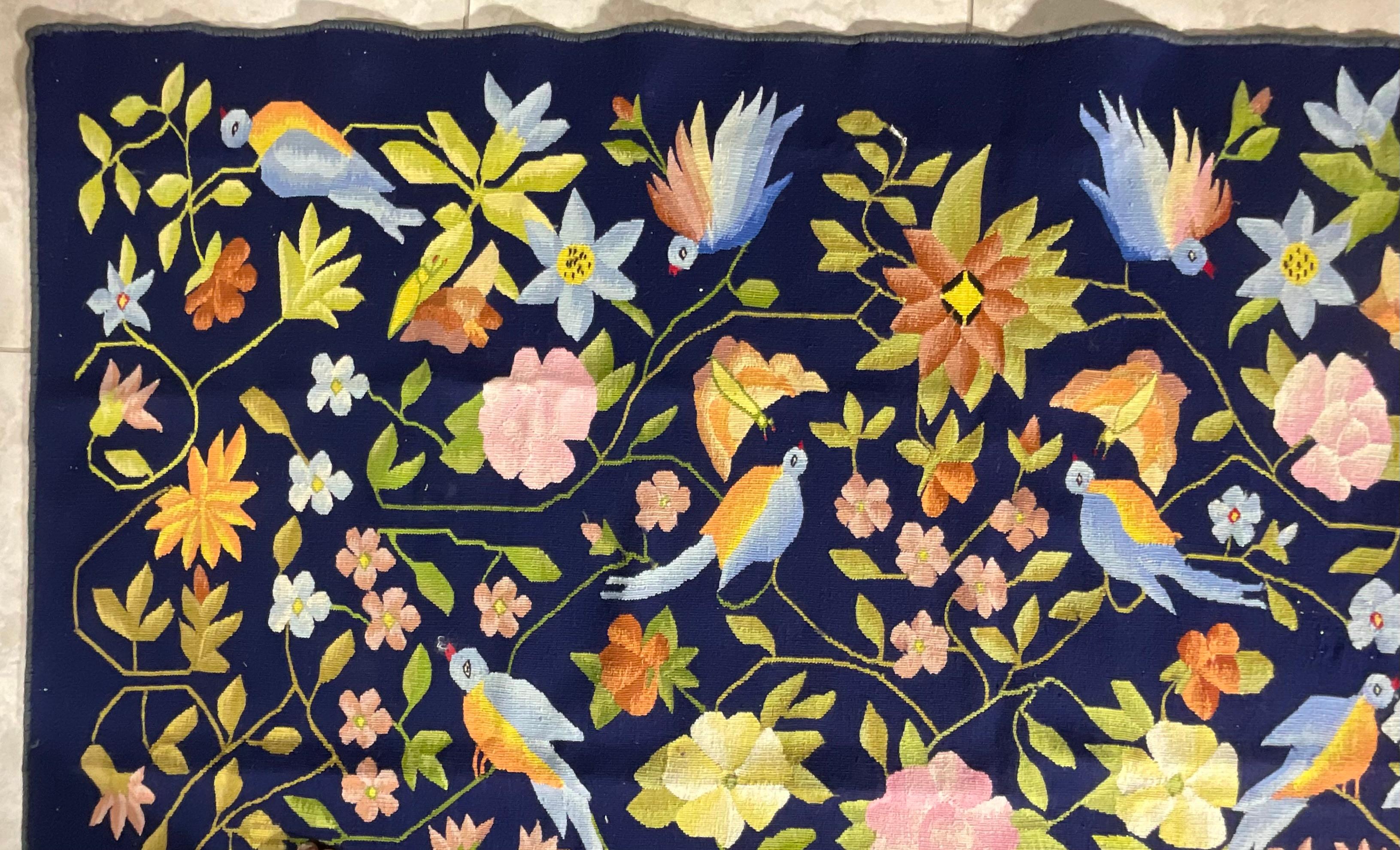 Tapiz/alfombra bordado vintage - Un impresionante diseño floral y de pájaros en Bueno estado para la venta en Delray Beach, FL