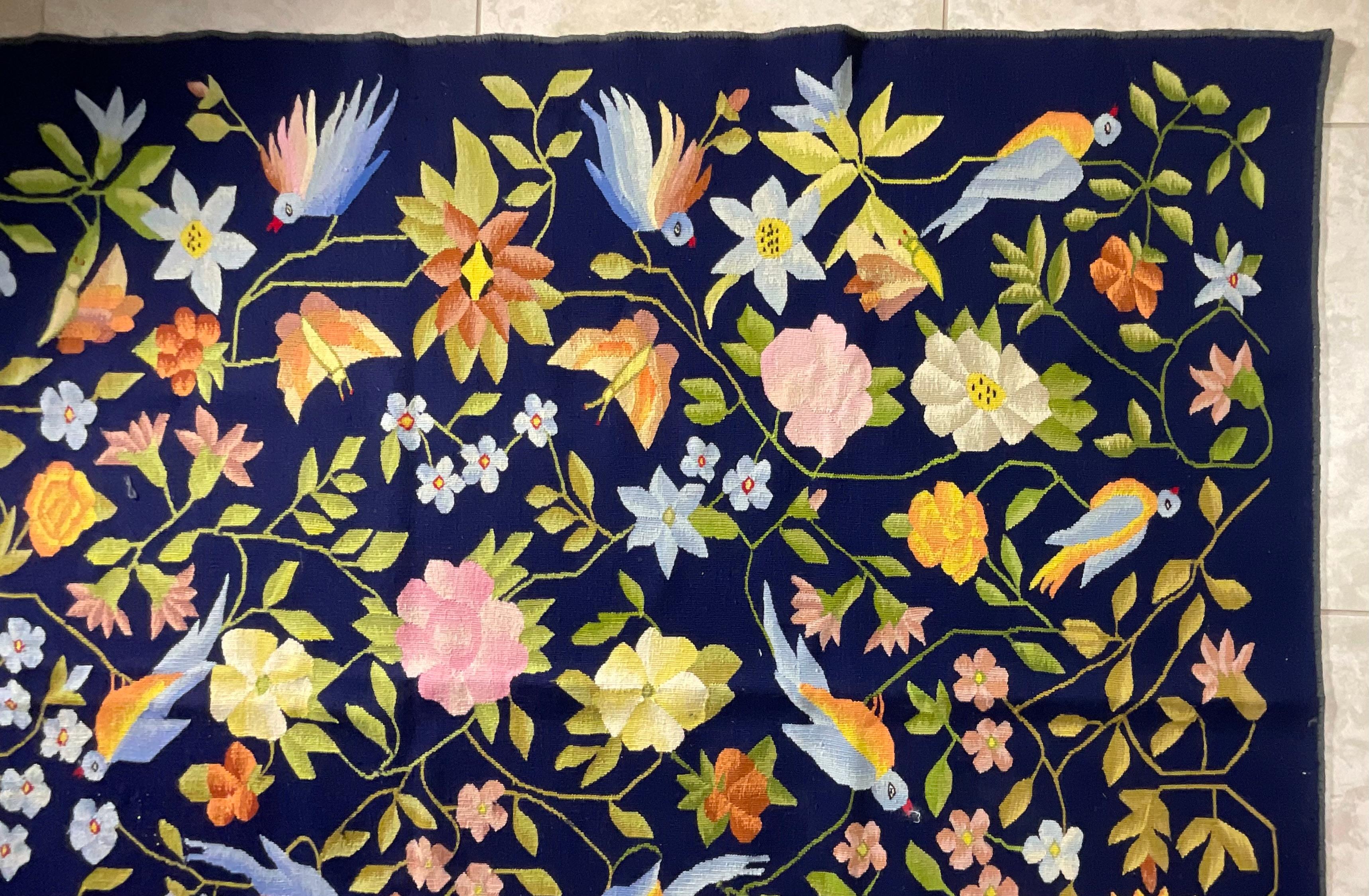 Tapiz/alfombra bordado vintage - Un impresionante diseño floral y de pájaros siglo XX en venta