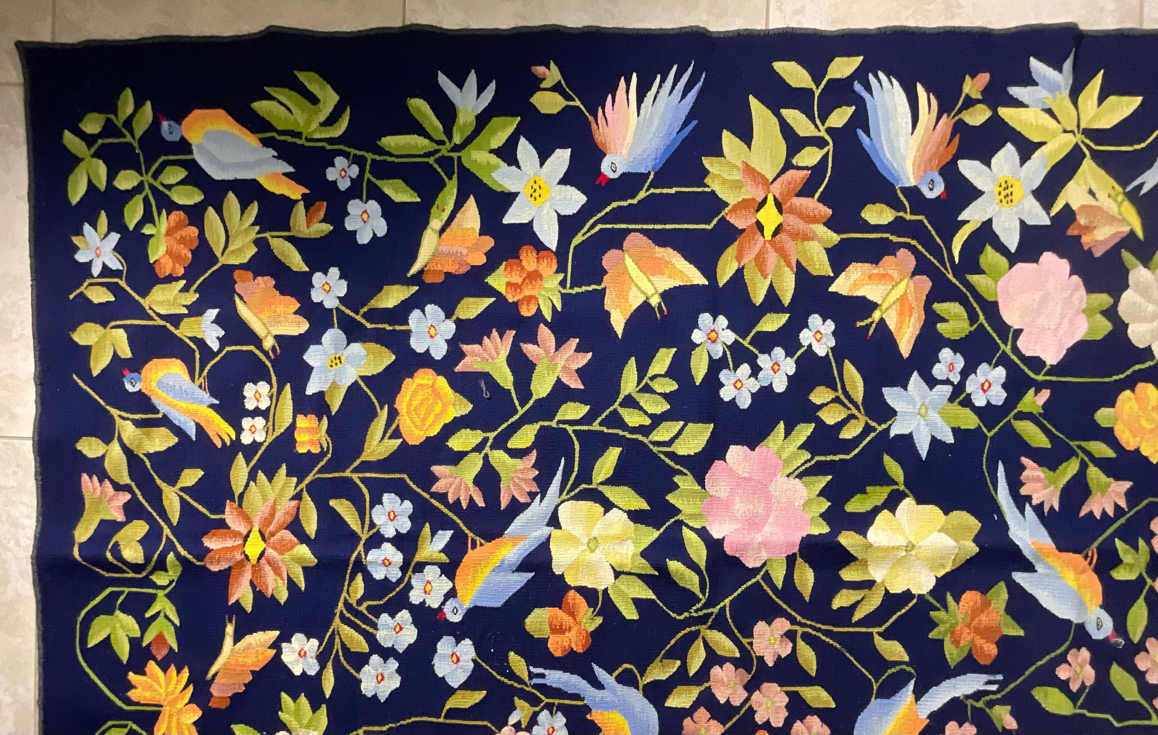 Tapiz/alfombra bordado vintage - Un impresionante diseño floral y de pájaros Lana en venta