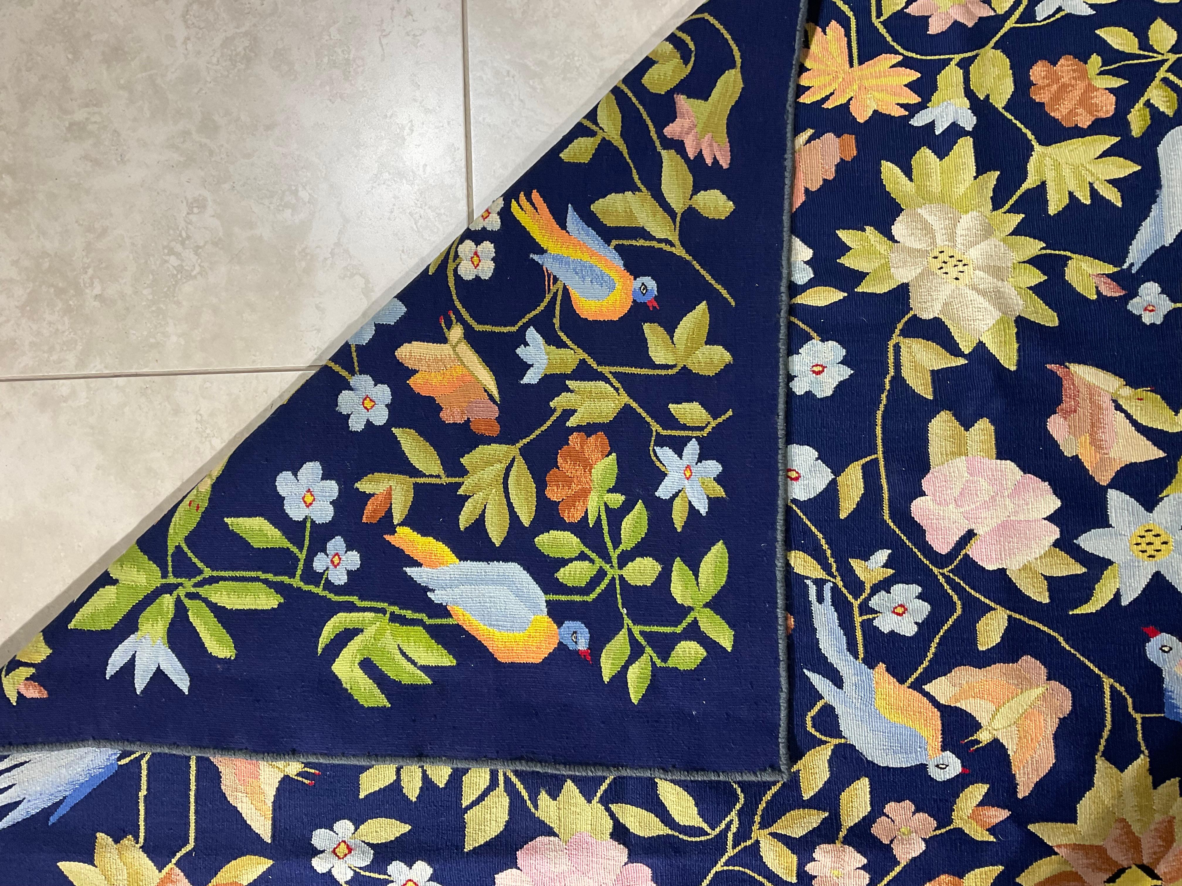 Tapiz/alfombra bordado vintage - Un impresionante diseño floral y de pájaros en venta 1