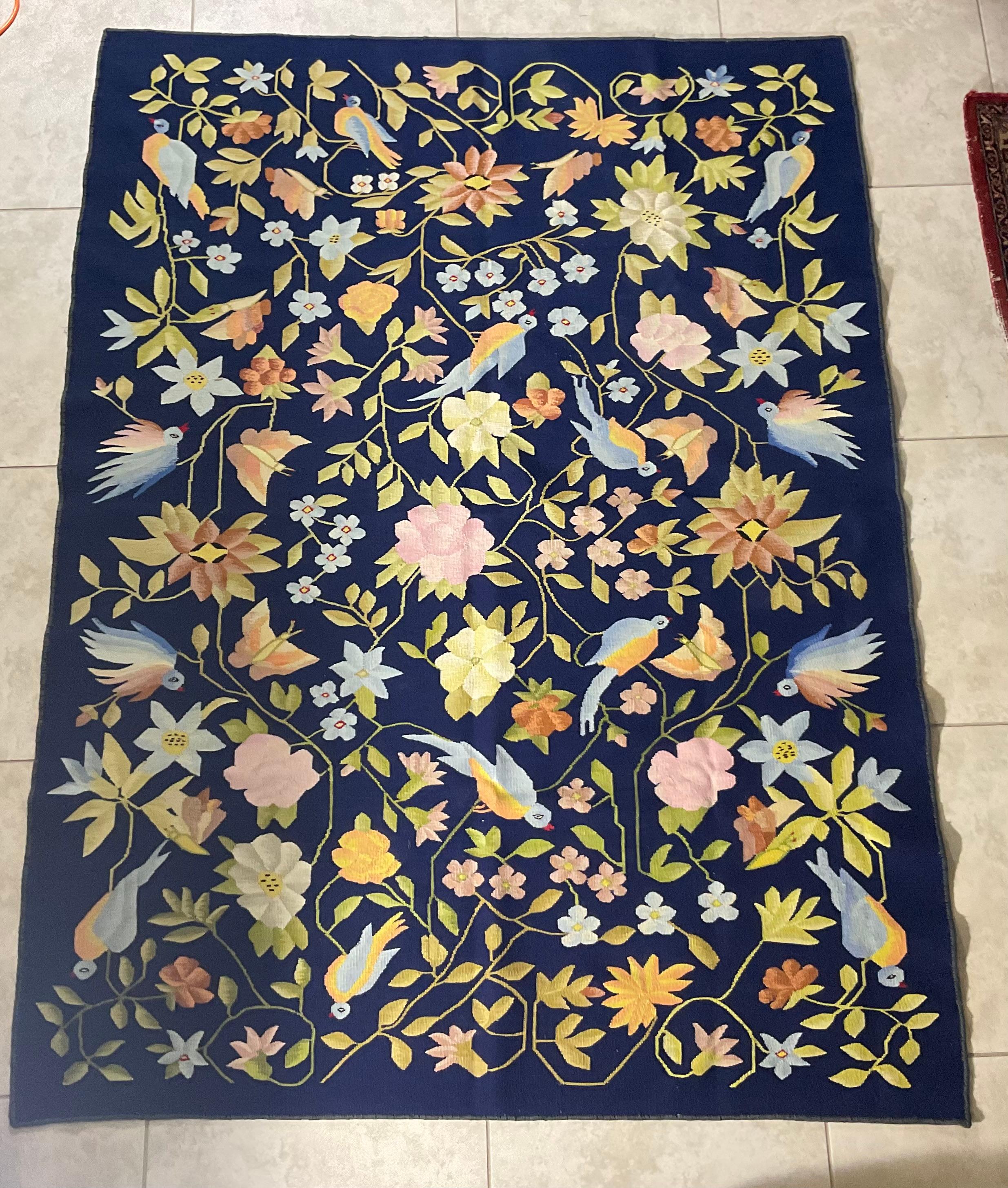 Tapiz/alfombra bordado vintage - Un impresionante diseño floral y de pájaros en venta 2