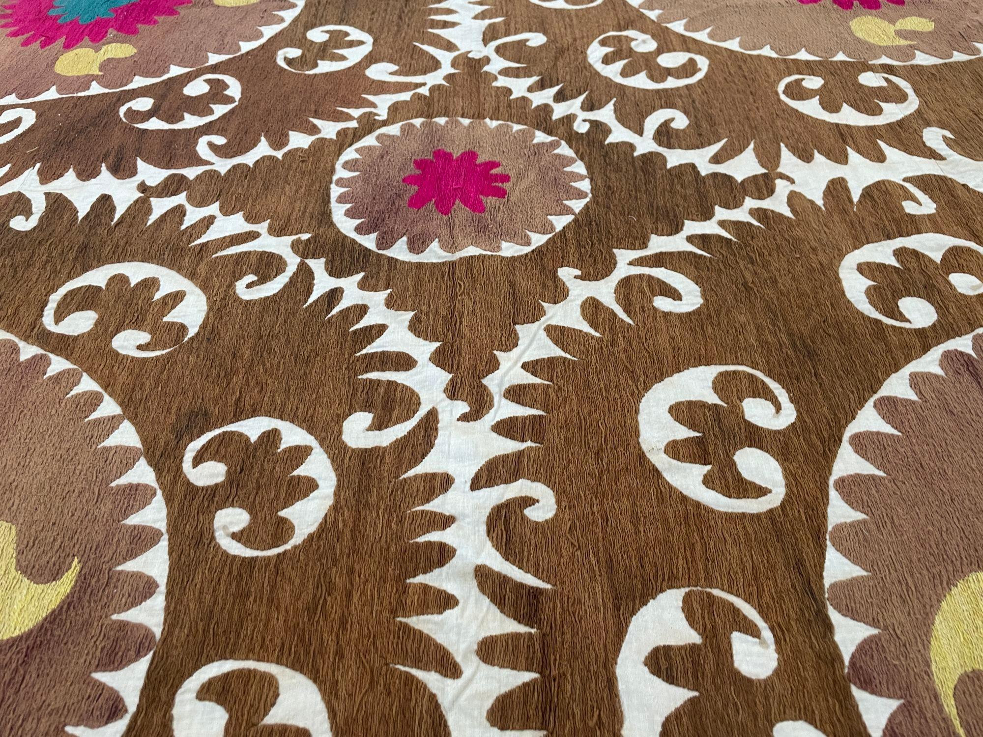 Tenture murale en tapisserie brodée Uzbekistan Suzani Brown et Pink XL en vente 2