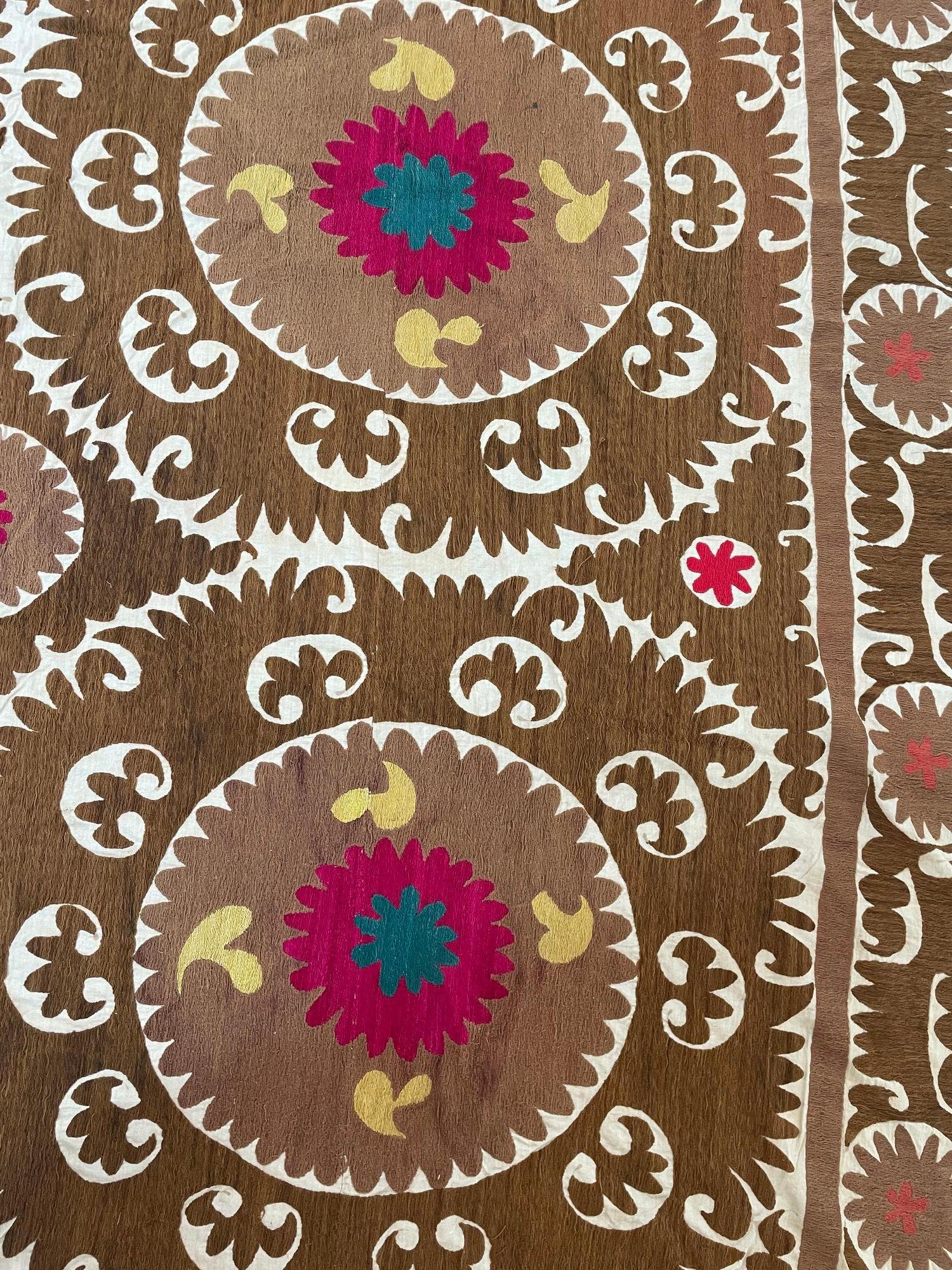 Tenture murale en tapisserie brodée Uzbekistan Suzani Brown et Pink XL en vente 3