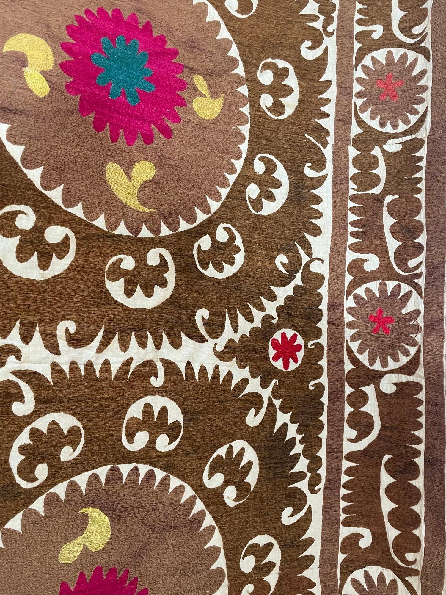 Tenture murale en tapisserie brodée Uzbekistan Suzani Brown et Pink XL en vente 8