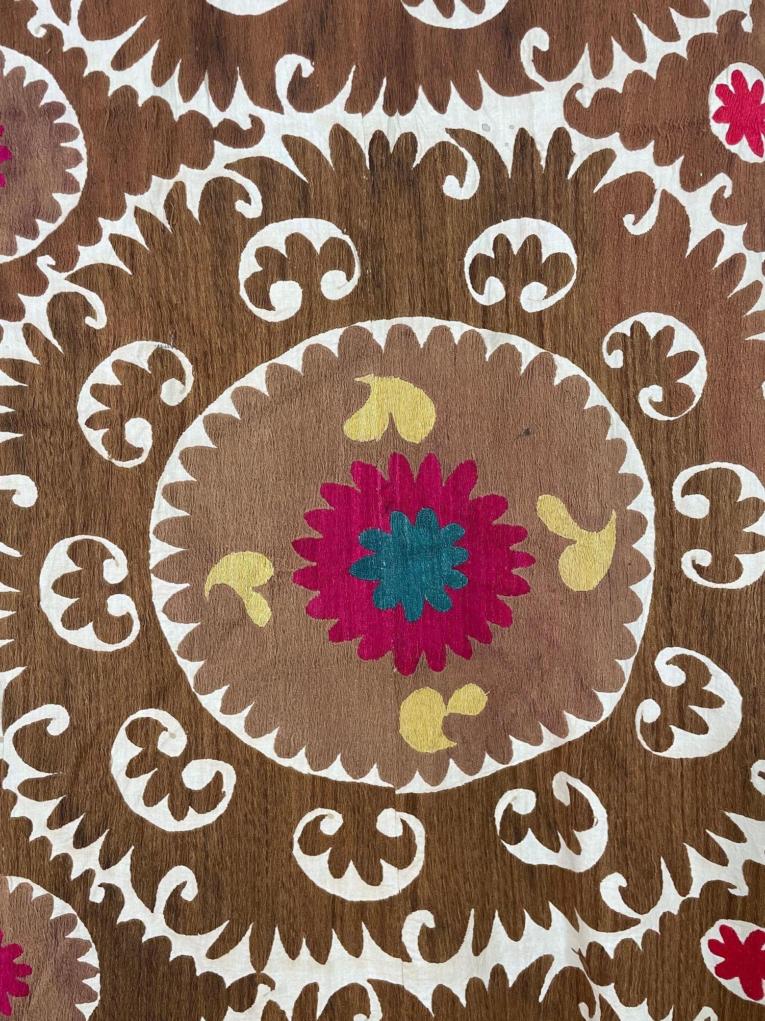 Tenture murale en tapisserie brodée Uzbekistan Suzani Brown et Pink XL en vente 10