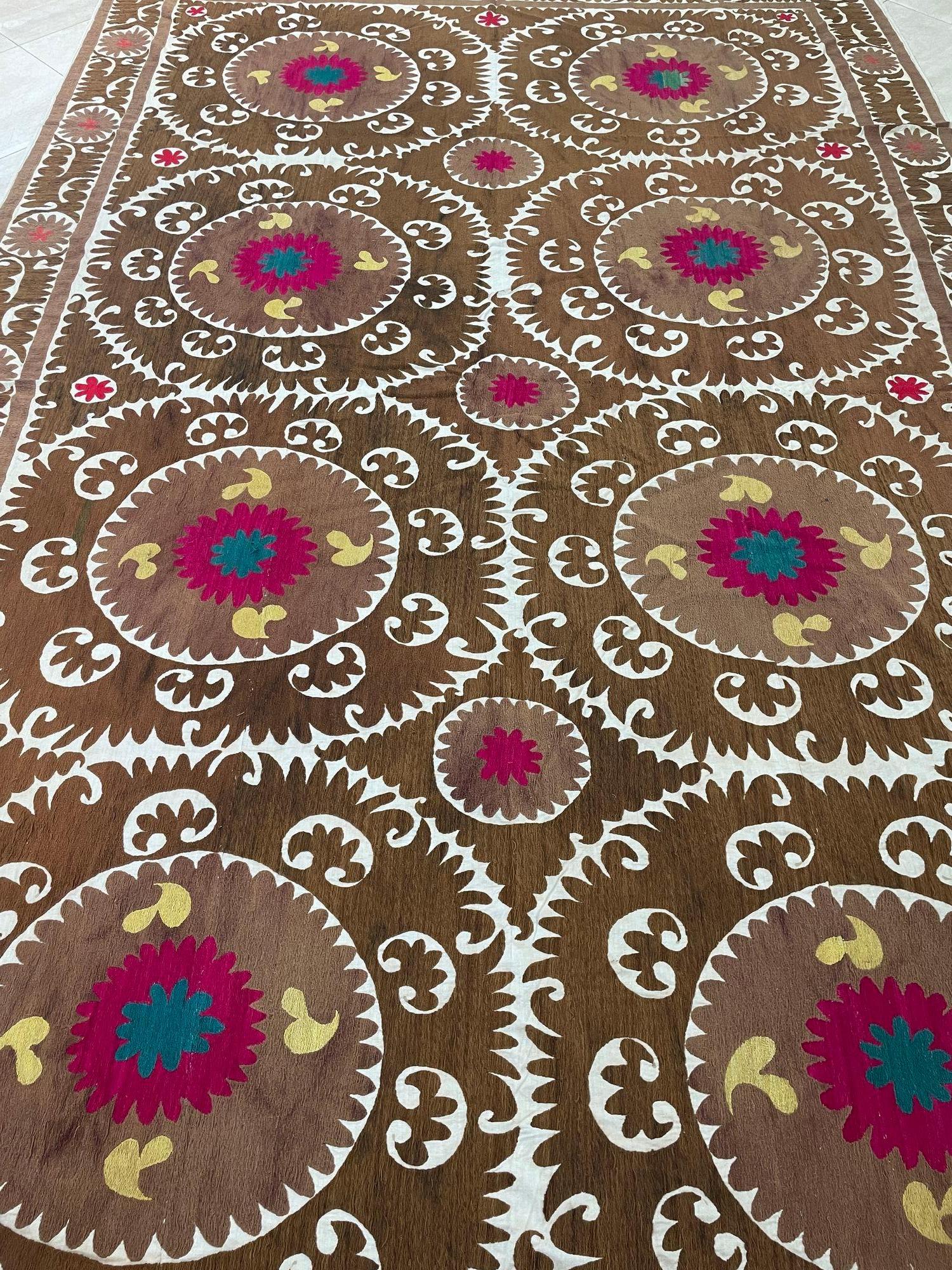 Tenture murale en tapisserie brodée Uzbekistan Suzani Brown et Pink XL en vente 11