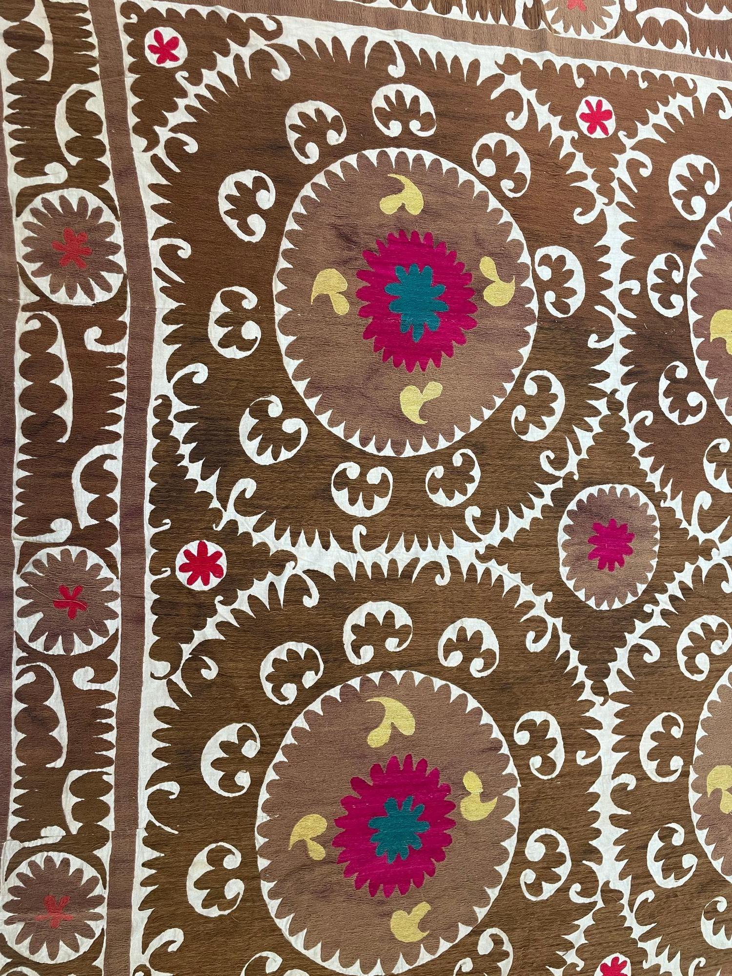 Tenture murale en tapisserie brodée Uzbekistan Suzani Brown et Pink XL en vente 12