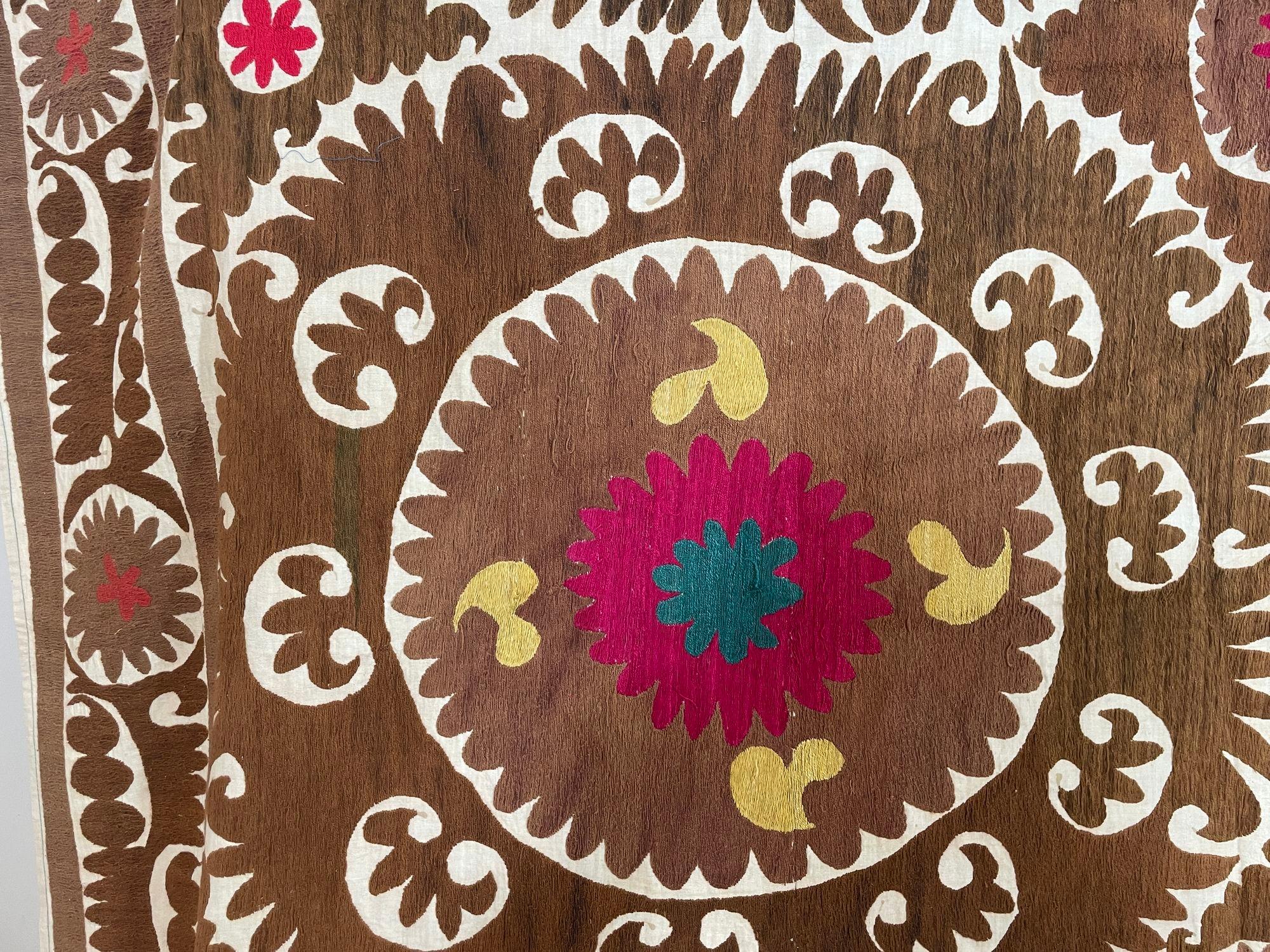 Tenture murale en tapisserie brodée Uzbekistan Suzani Brown et Pink XL Bon état - En vente à North Hollywood, CA