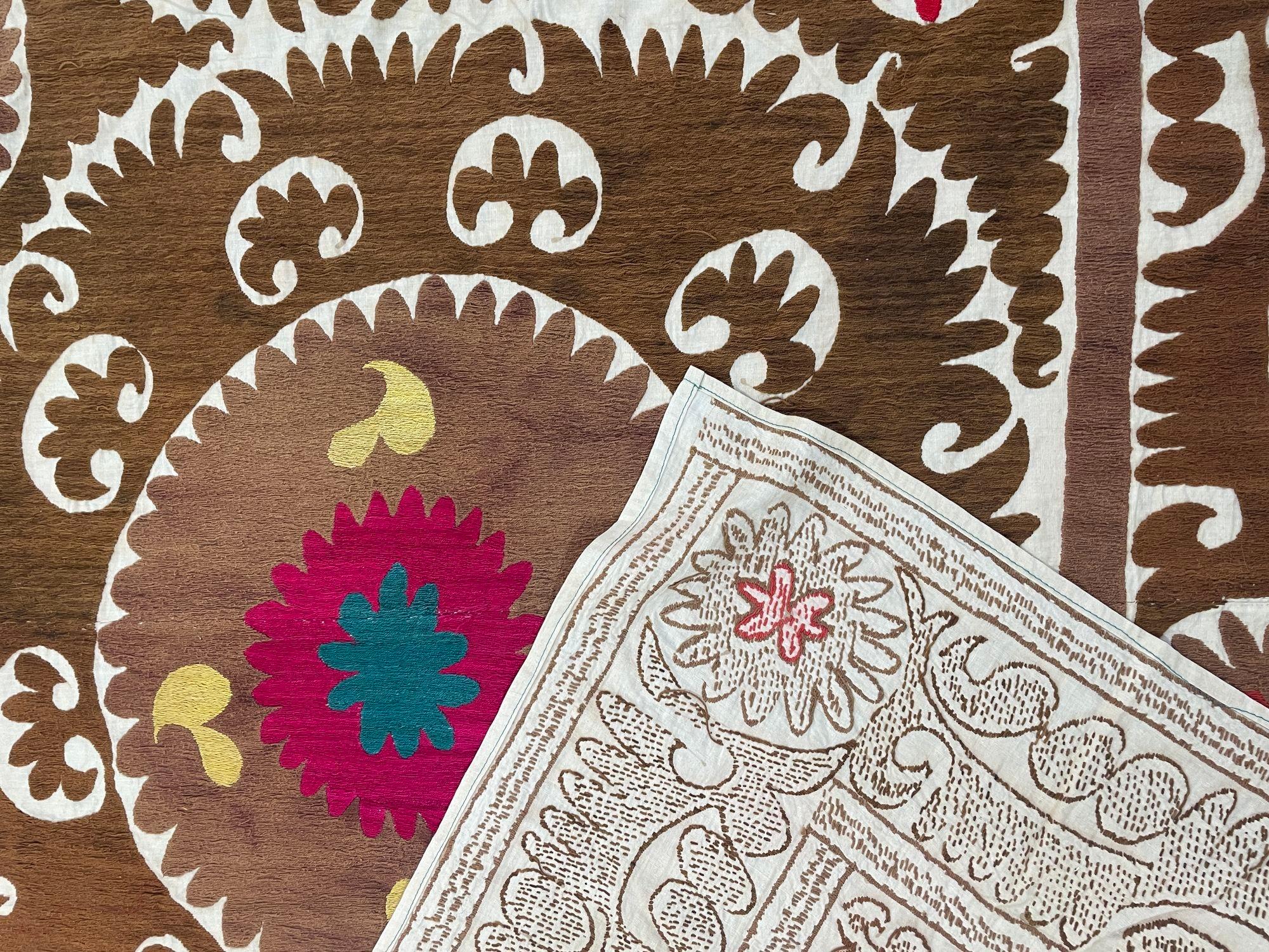 20ième siècle Tenture murale en tapisserie brodée Uzbekistan Suzani Brown et Pink XL en vente