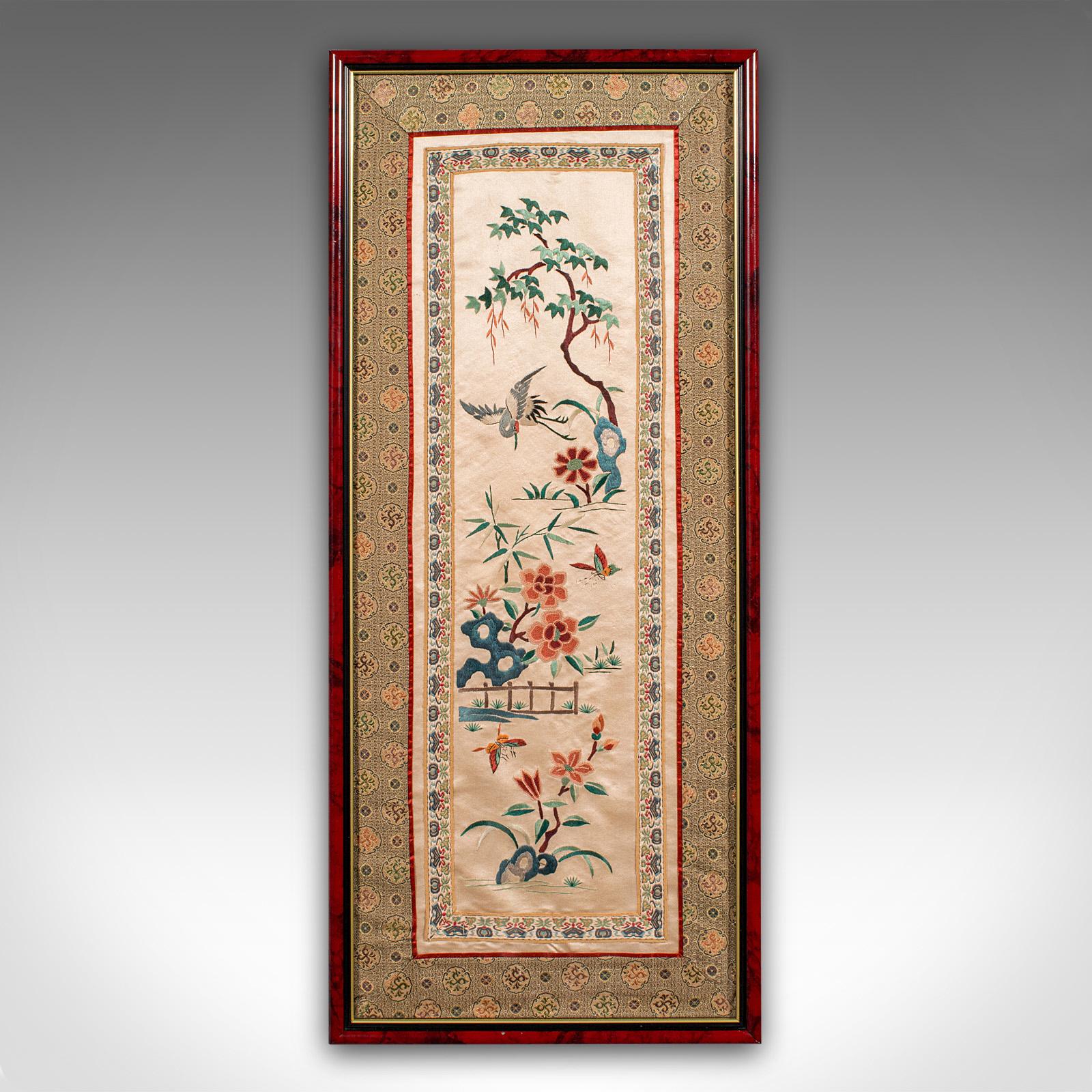Si tratta di un sorprendente pannello ricamato d'epoca in stile Art Déco, che mette in mostra la squisita maestria cinese, circa 1930. Questa parete decorativa in cotone e seta presenta dettagli delicati e vivaci motivi naturali.

Elegante ricamo