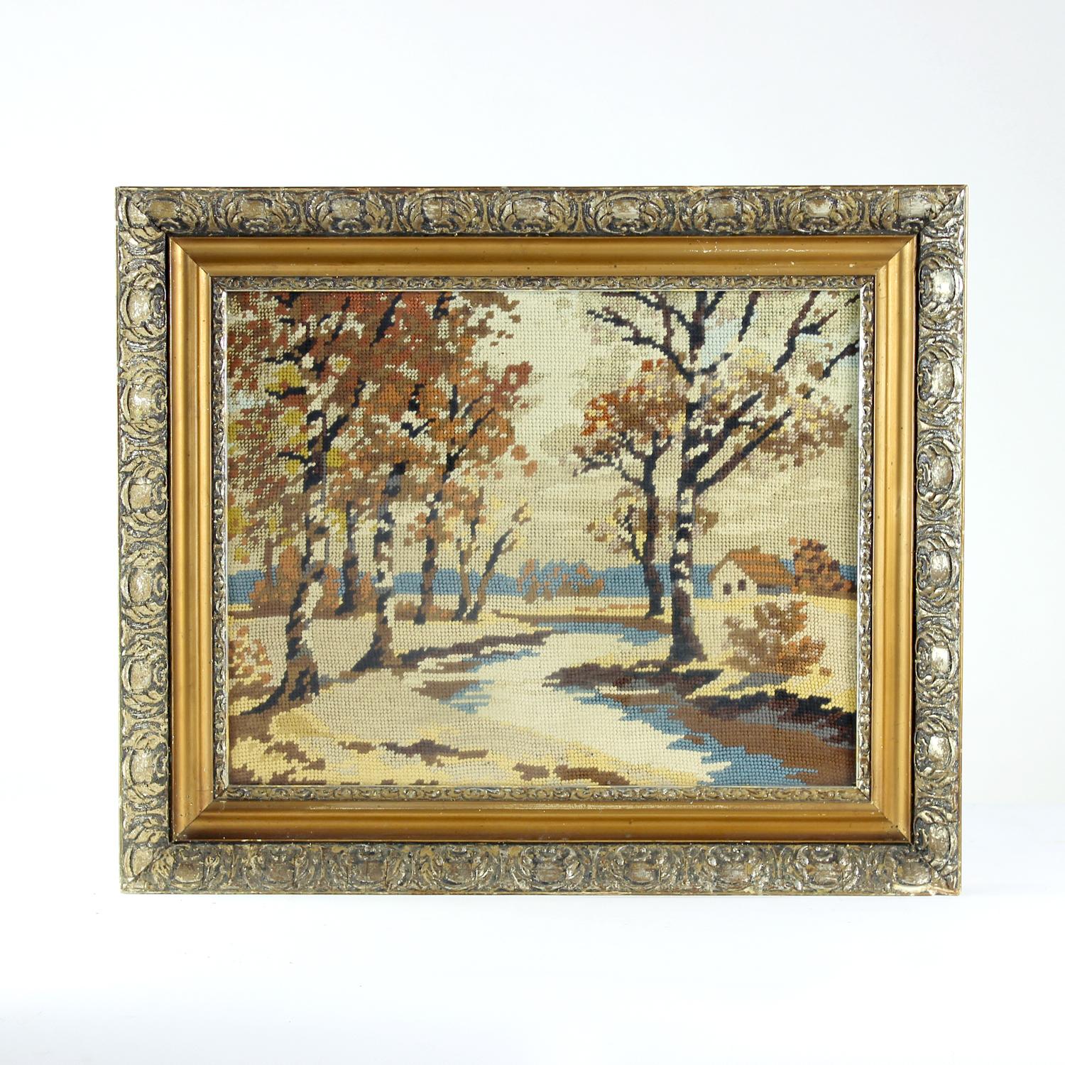 Wunderschönes Vintage-Kunstwerk an der Wand. Diese Stickerei Vintage Kunstwerk ist ein schönes Land Landschaft abgebildet. Sanfte Brauntöne in Kombination mit Blautönen schaffen ein wahrhaft poetisches Stück, das sich leicht in jedes heutige