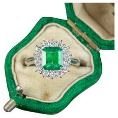 Vintage Emerald 0.85ct of Diamond Cluster Ring in Platinum 2.85ct Emerald