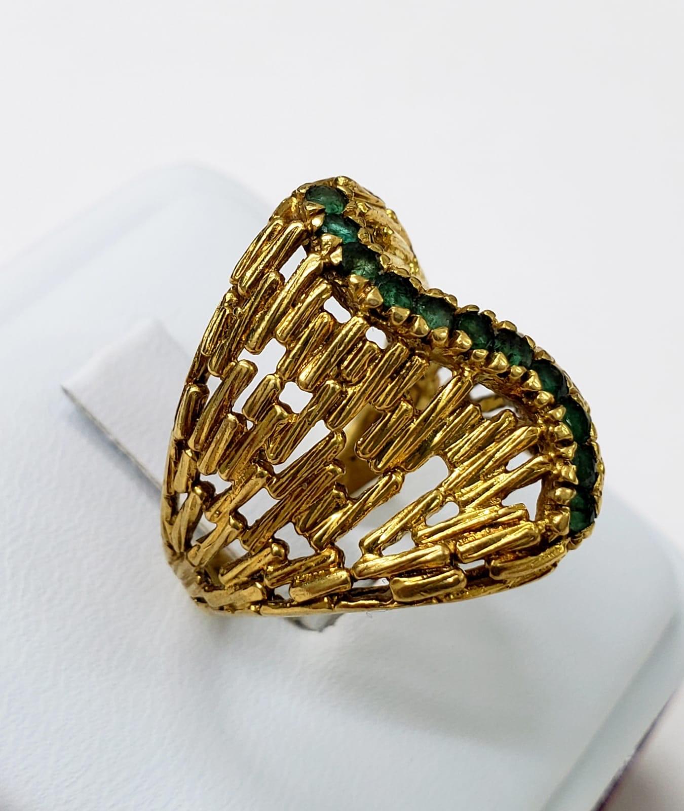 Round Cut Vintage Emerald 18 Karat Gold Brick Design Cocktail Ring For Sale
