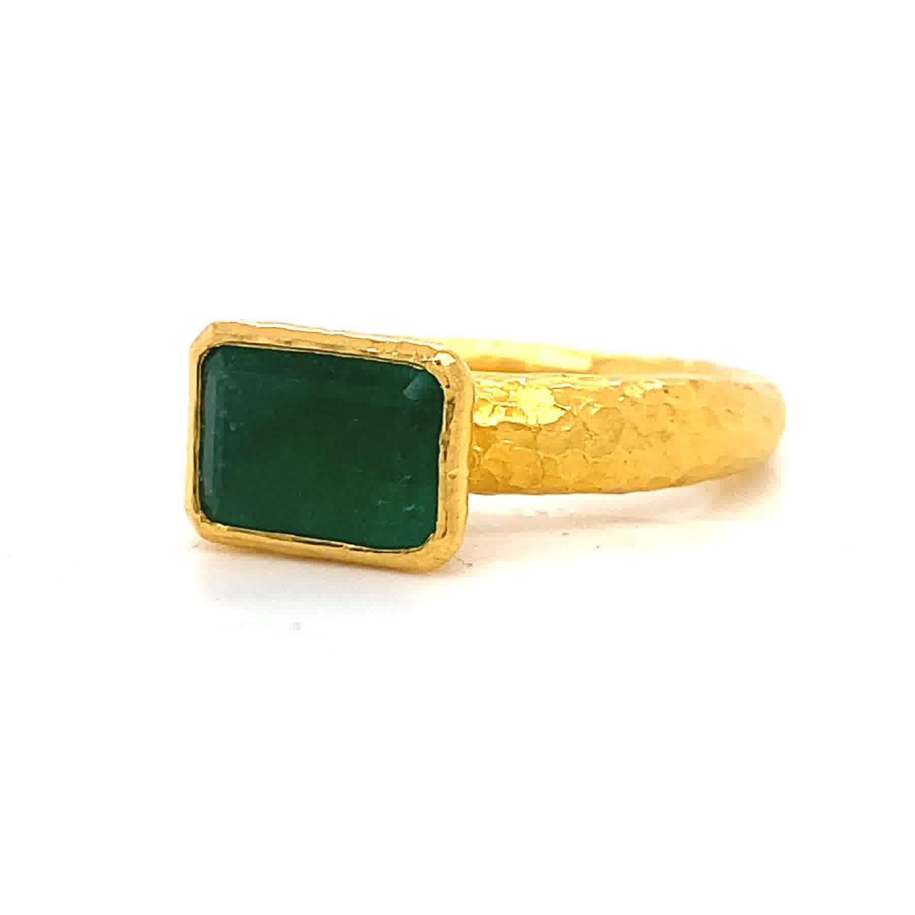 Vintage Emerald 22 Karat Gold Solitaire Ring In Excellent Condition In Beverly Hills, CA