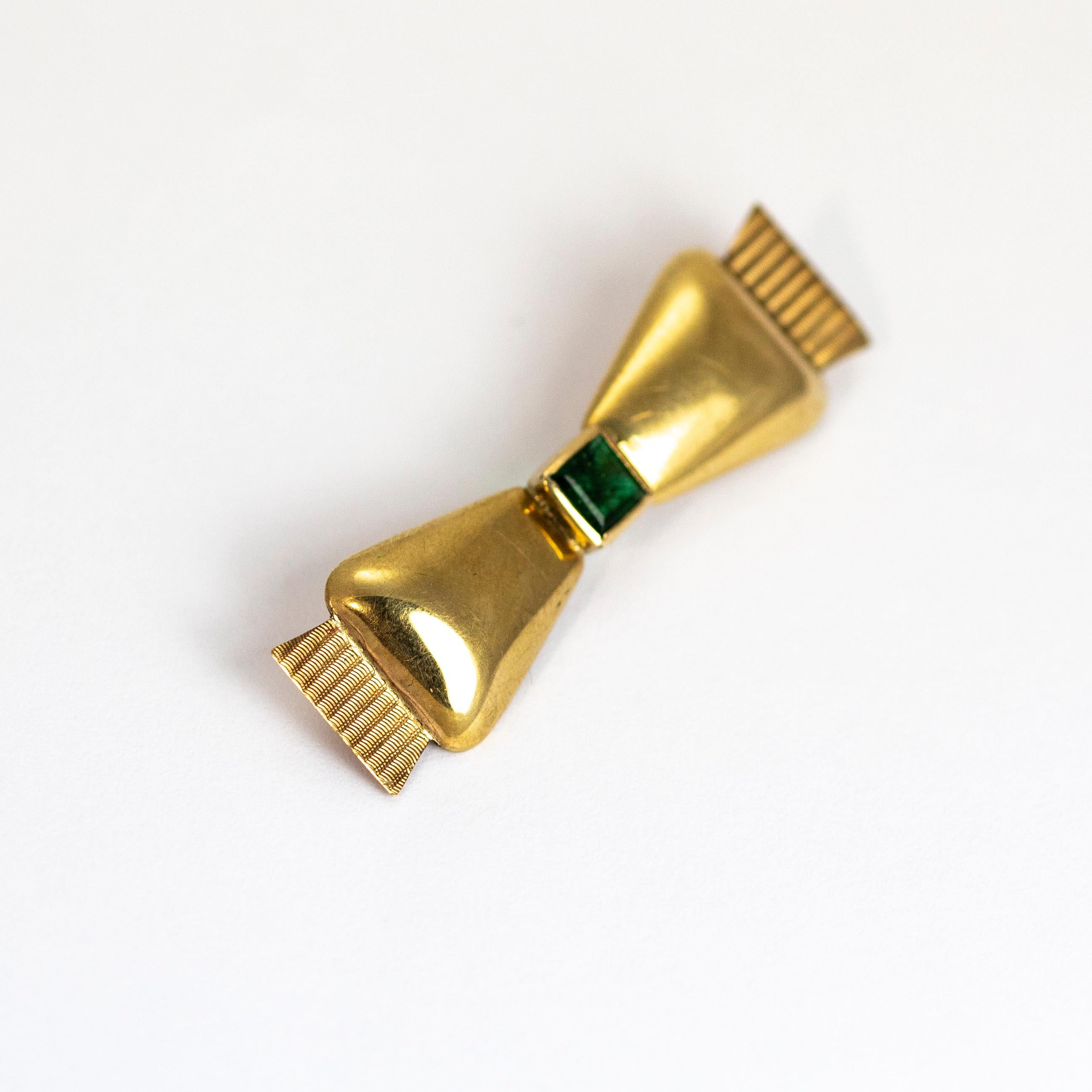 Women's or Men's Vintage Emerald 9 Carat Gold Brooch