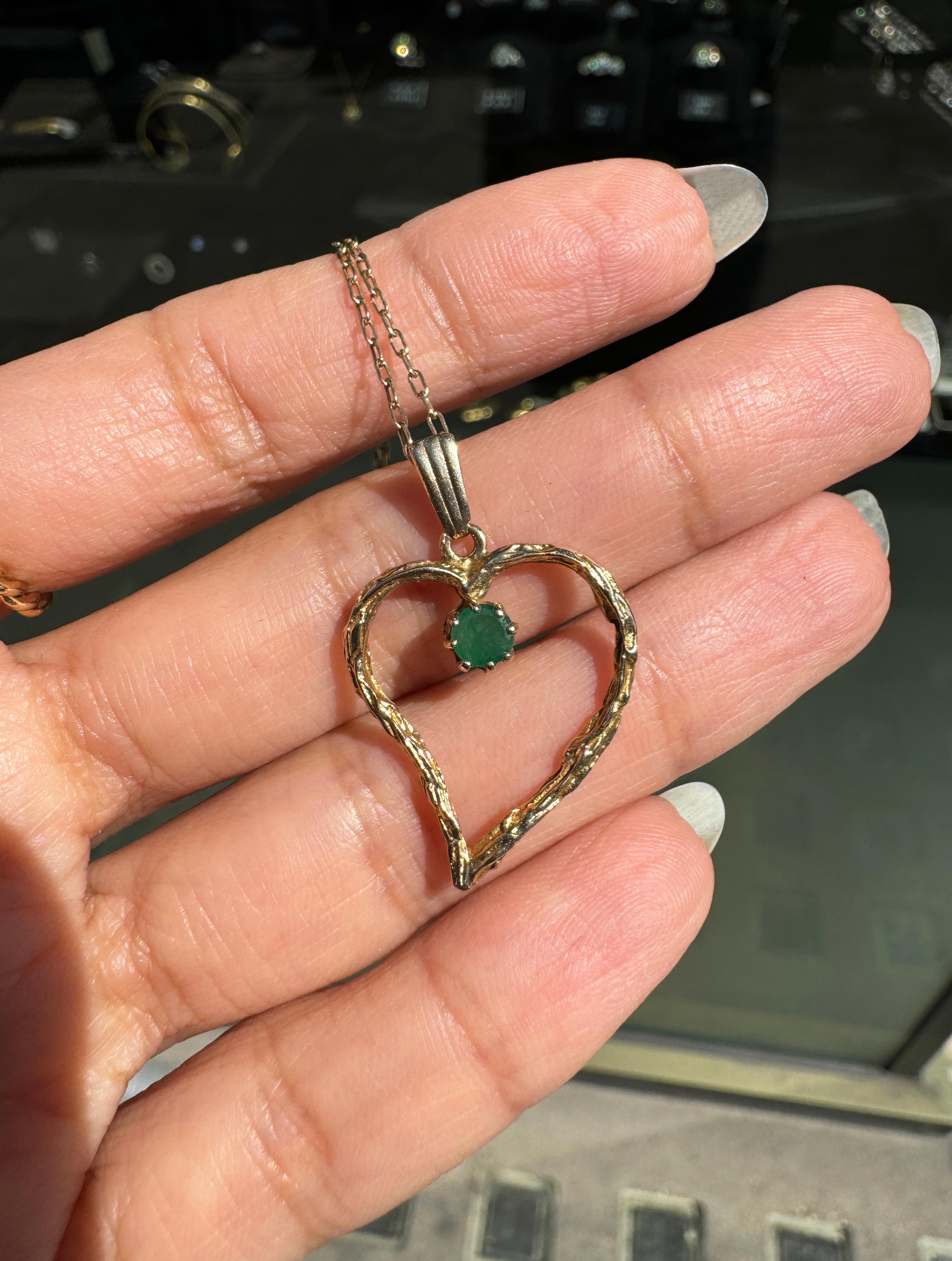 Taille ronde Pendentif en forme de coeur en émeraude et or jaune 9 carats avec chaîne en vente