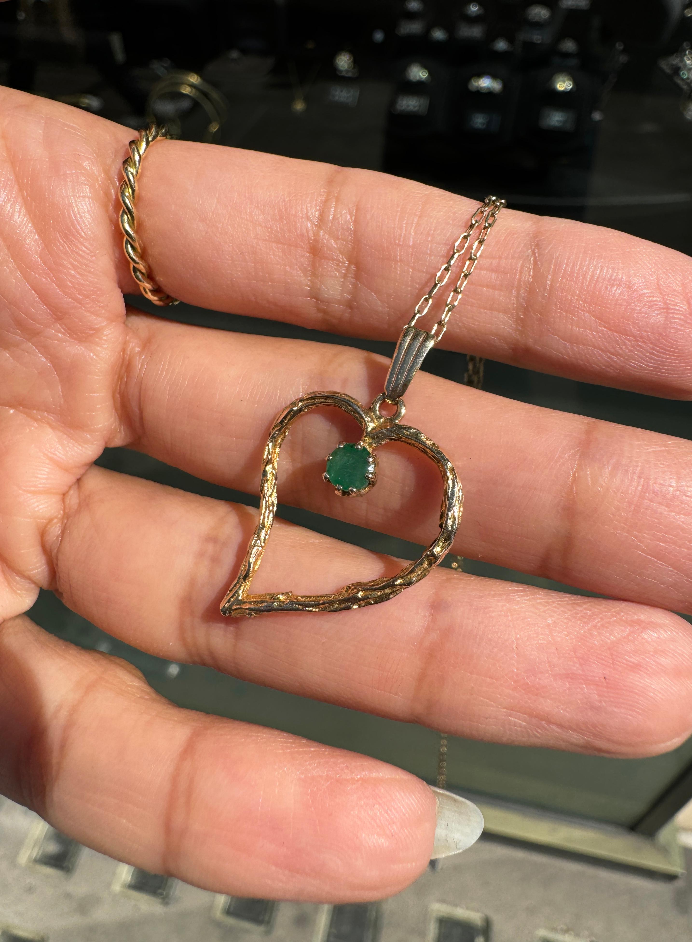 Pendentif en forme de coeur en émeraude et or jaune 9 carats avec chaîne Bon état - En vente à London, GB