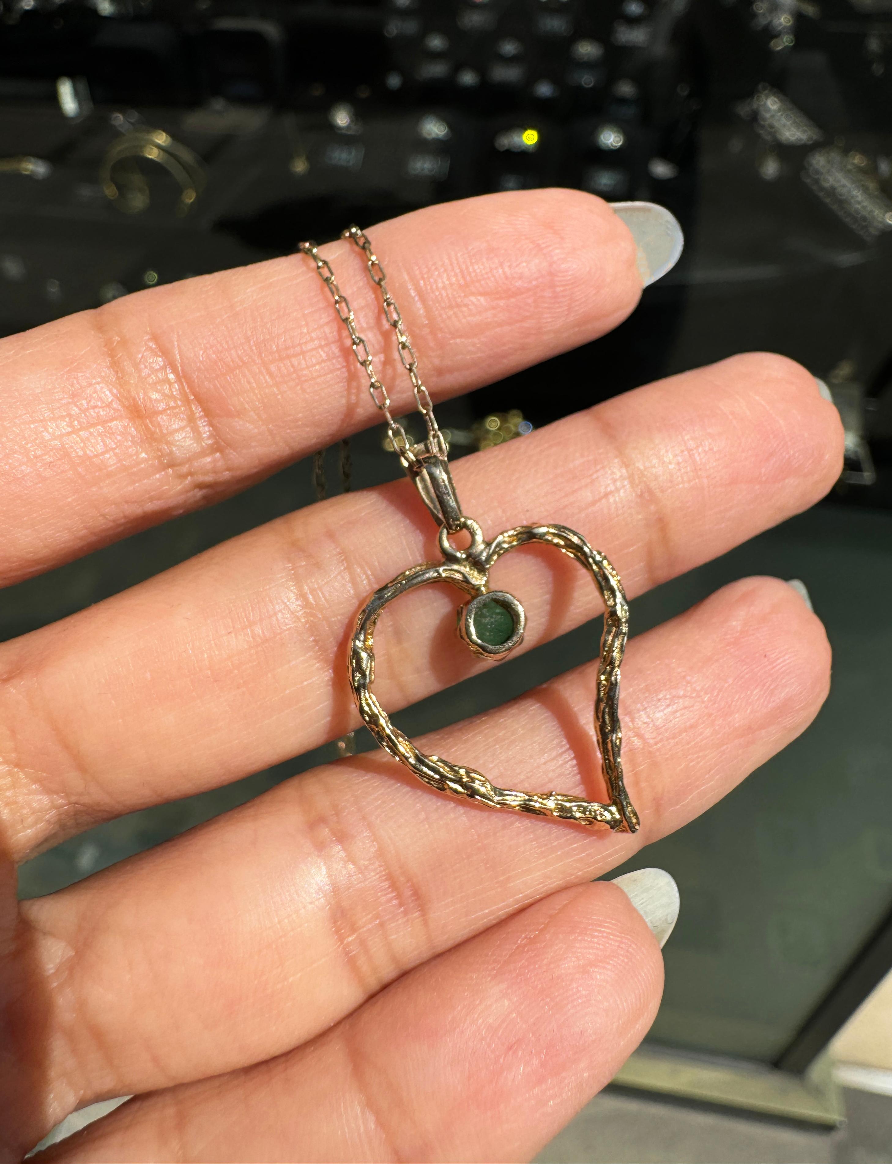 Pendentif en forme de coeur en émeraude et or jaune 9 carats avec chaîne Pour femmes en vente