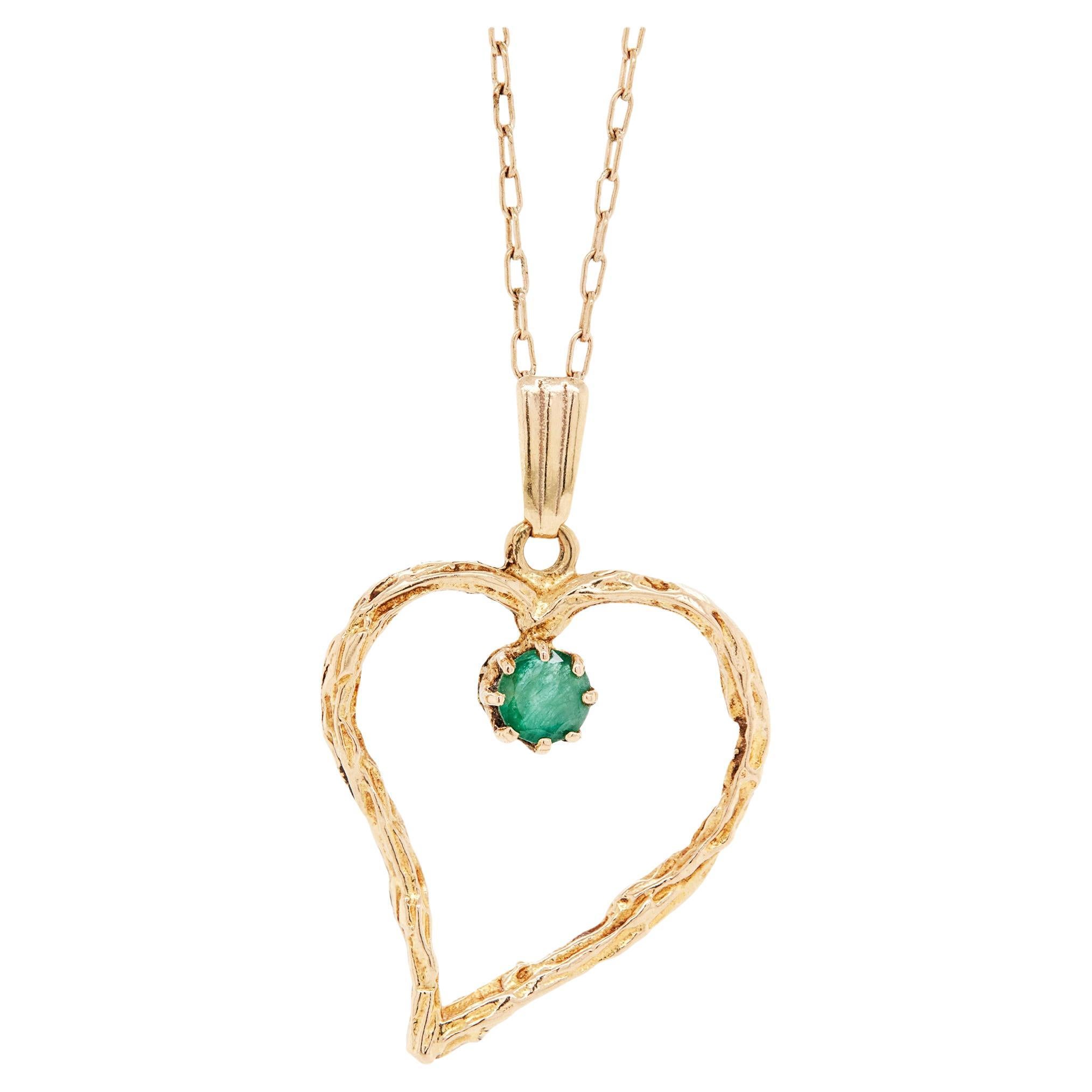 Colgante y cadena vintage de esmeralda y oro amarillo de 9 quilates en forma de corazón calado