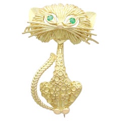 Vintage Emerald and 18k Yellow Gold Cat Brooch (1974)