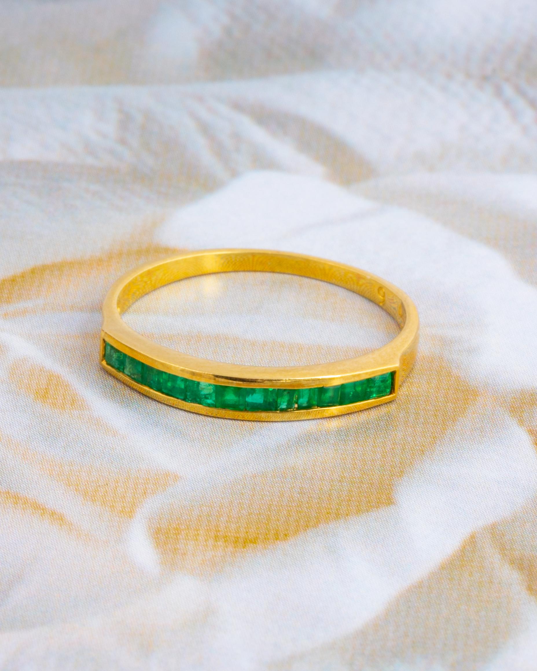 Vintage Emerald and 9 Carat Gold Half Eternity Band In Excellent Condition In Chipping Campden, GB